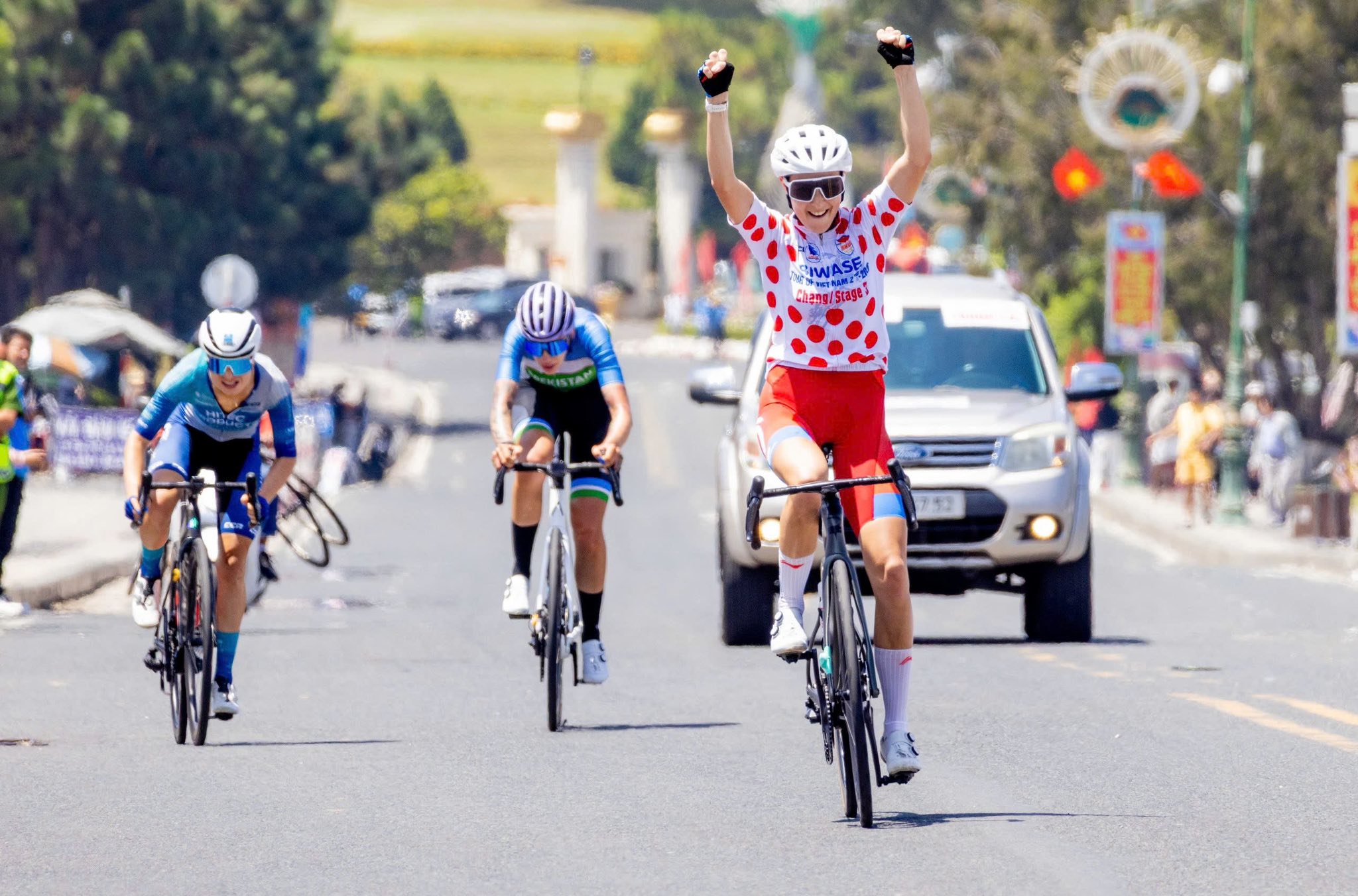 &Aacute;o v&agrave;ng đổi chủ sau m&agrave;n chinh phục đ&egrave;o Prenn tại chặng 4 Biwase Tour of Vietnam 2026   - Ảnh 6.