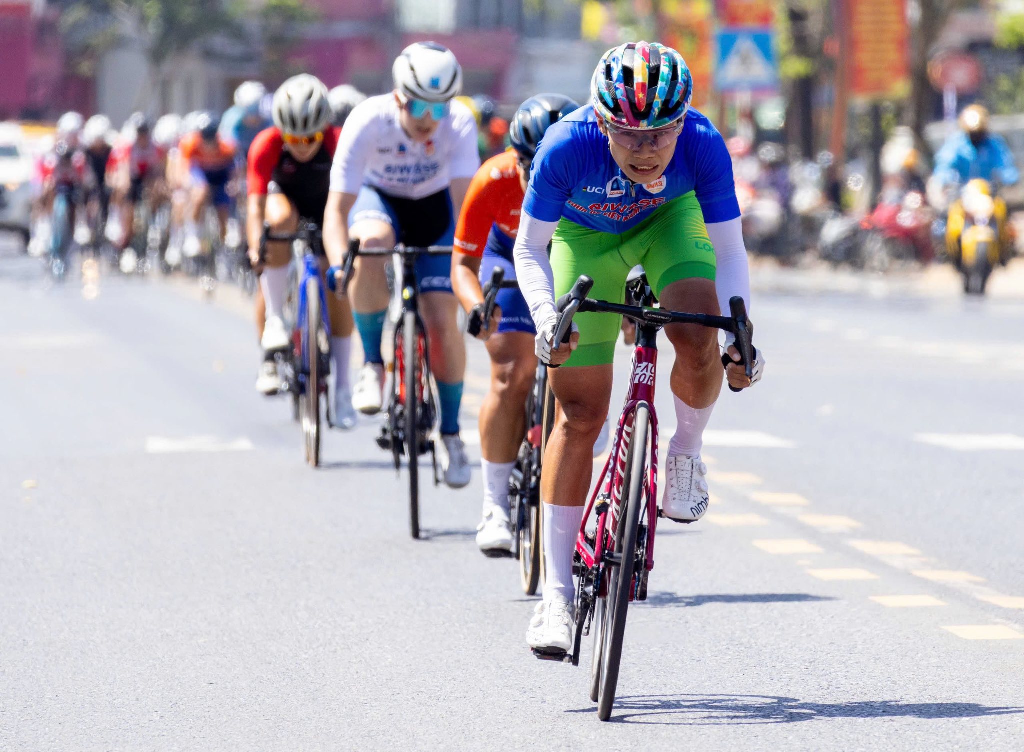 &Aacute;o v&agrave;ng đổi chủ sau m&agrave;n chinh phục đ&egrave;o Prenn tại chặng 4 Biwase Tour of Vietnam 2026   - Ảnh 8.