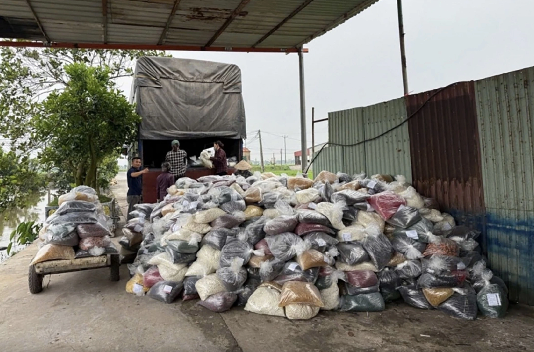 Cựu Phó cục trưởng Hải quan nhận hối lộ giúp doanh nghiệp làm hàng giả thông quan - Ảnh 2.