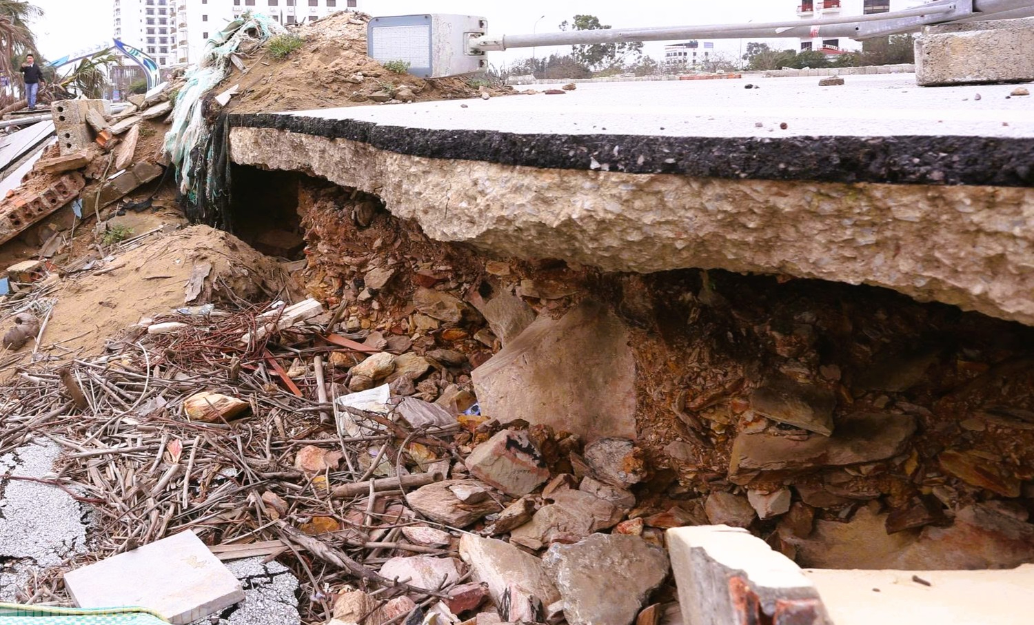 Sắp v&agrave;o h&egrave;, b&atilde;i biển nổi tiếng ở Thanh H&oacute;a vẫn tang hoang - Ảnh 7.