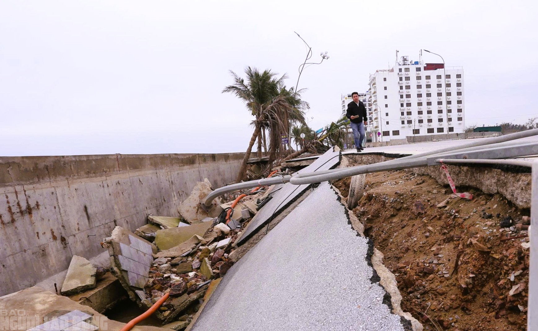 Sắp v&agrave;o h&egrave;, b&atilde;i biển nổi tiếng ở Thanh H&oacute;a vẫn tang hoang - Ảnh 8.