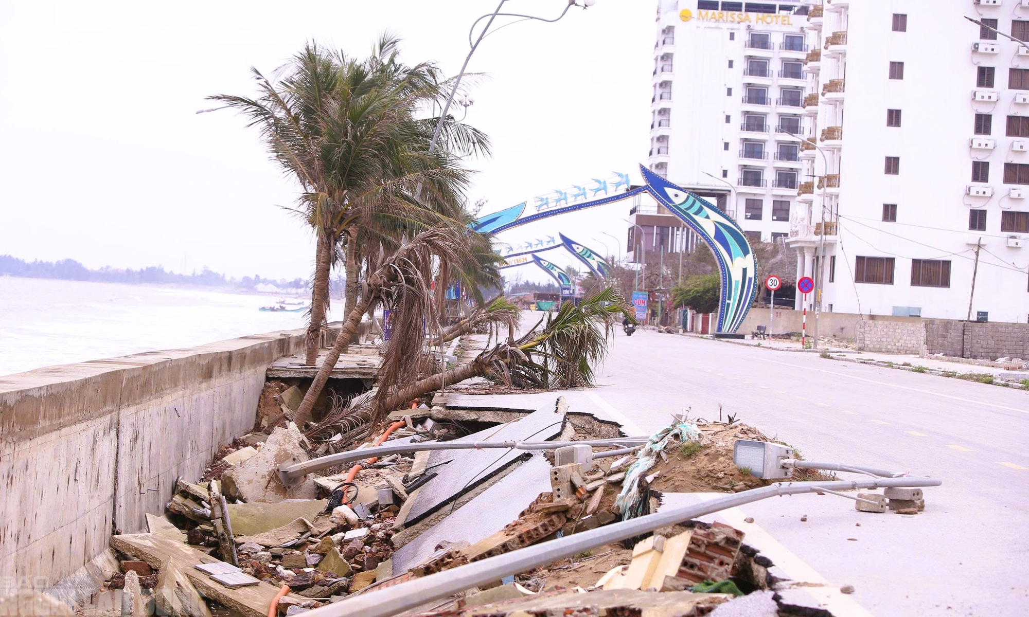 Sắp v&agrave;o h&egrave;, b&atilde;i biển nổi tiếng ở Thanh H&oacute;a vẫn tang hoang - Ảnh 3.