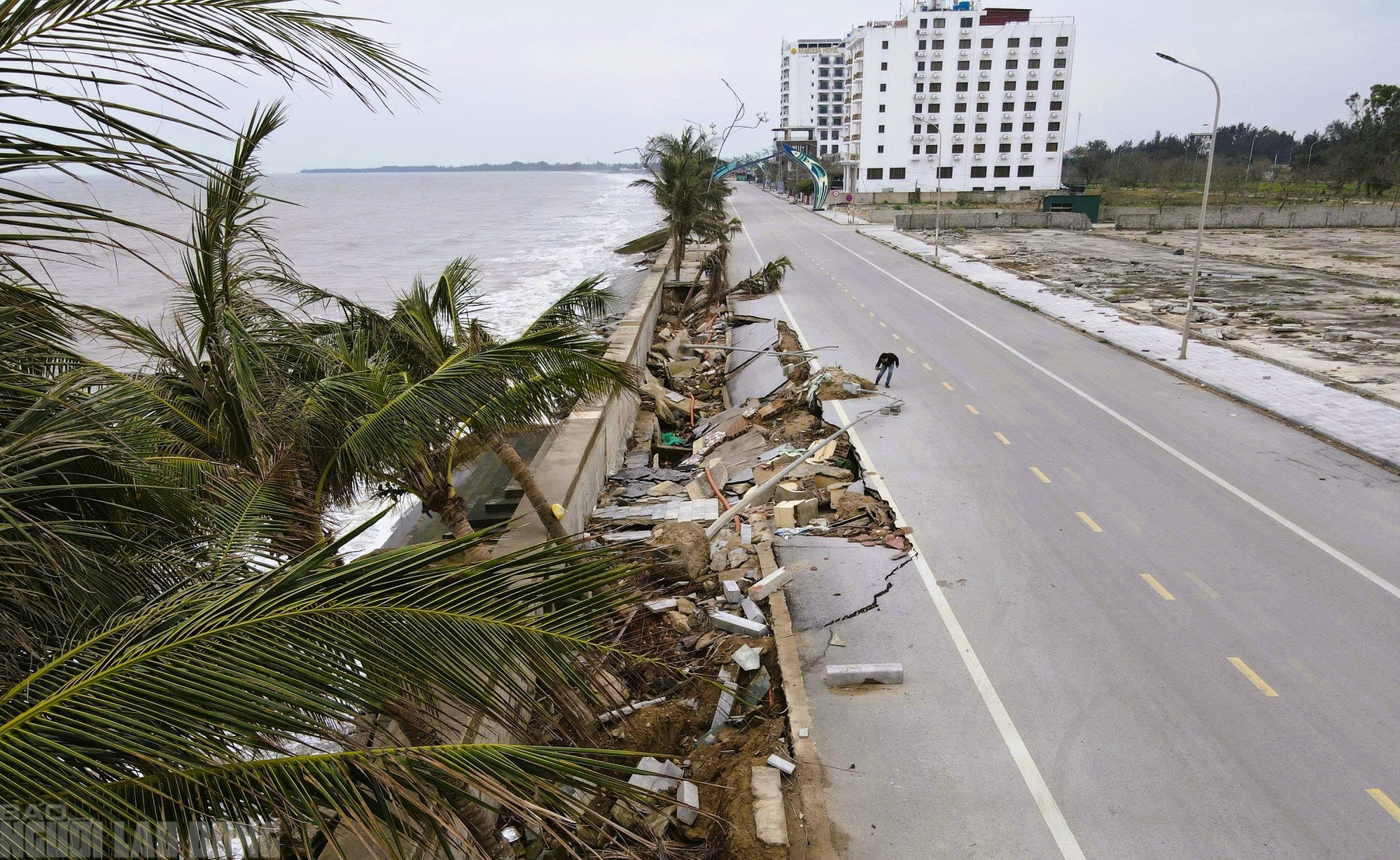 Sắp v&agrave;o h&egrave;, b&atilde;i biển nổi tiếng ở Thanh H&oacute;a vẫn tang hoang - Ảnh 1.