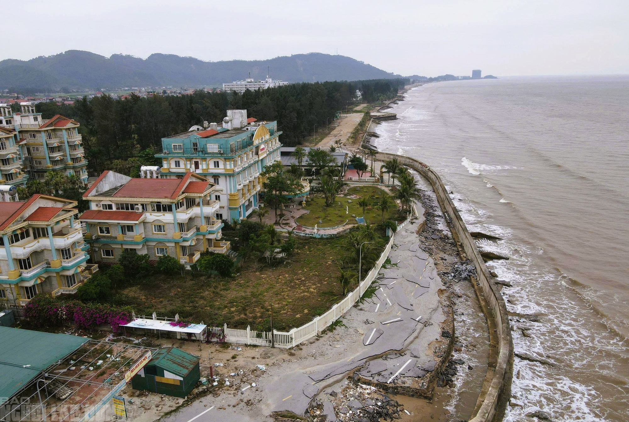 Sắp v&agrave;o h&egrave;, b&atilde;i biển nổi tiếng ở Thanh H&oacute;a vẫn tang hoang - Ảnh 5.