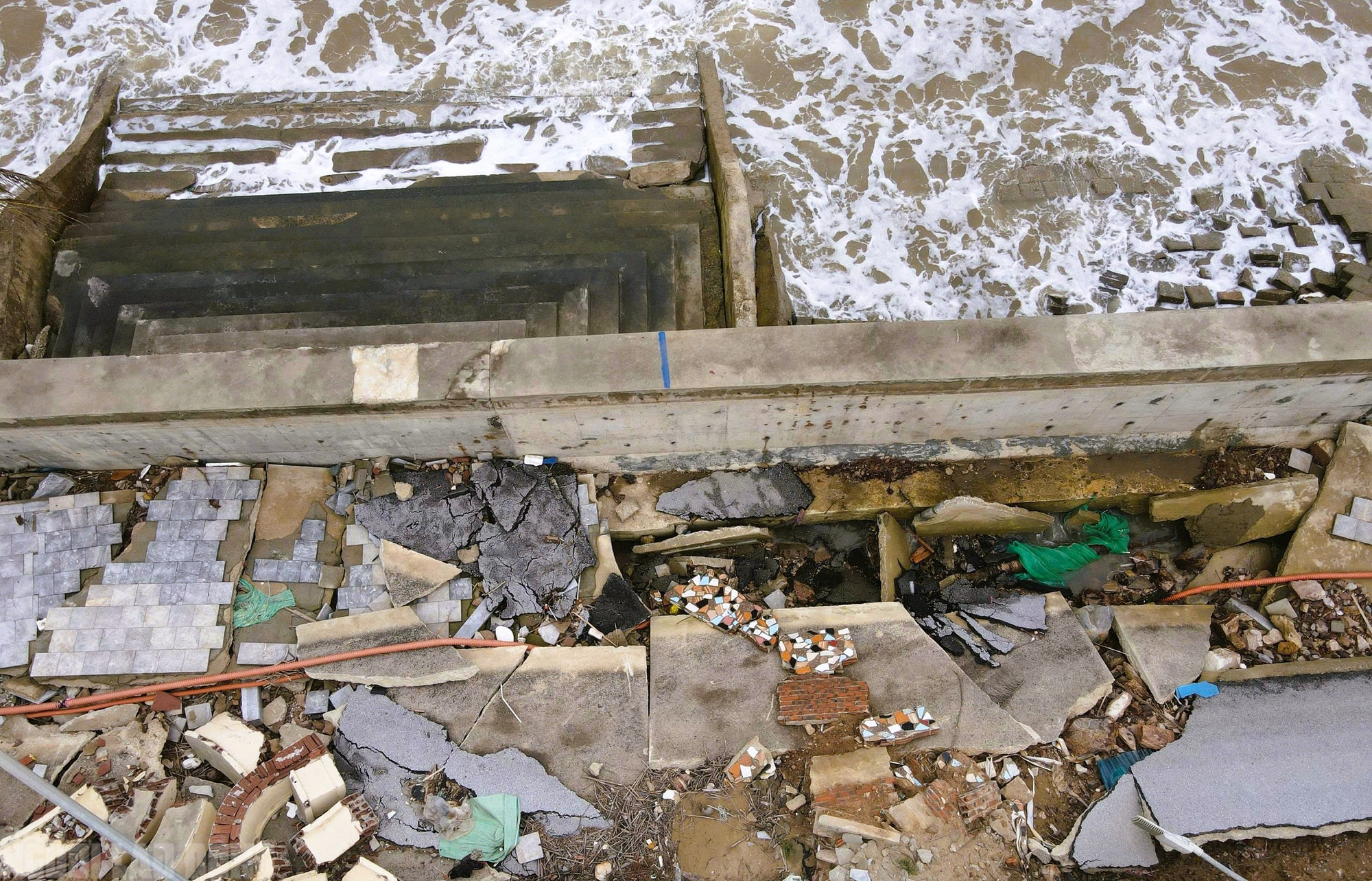 Sắp v&agrave;o h&egrave;, b&atilde;i biển nổi tiếng ở Thanh H&oacute;a vẫn tang hoang - Ảnh 6.