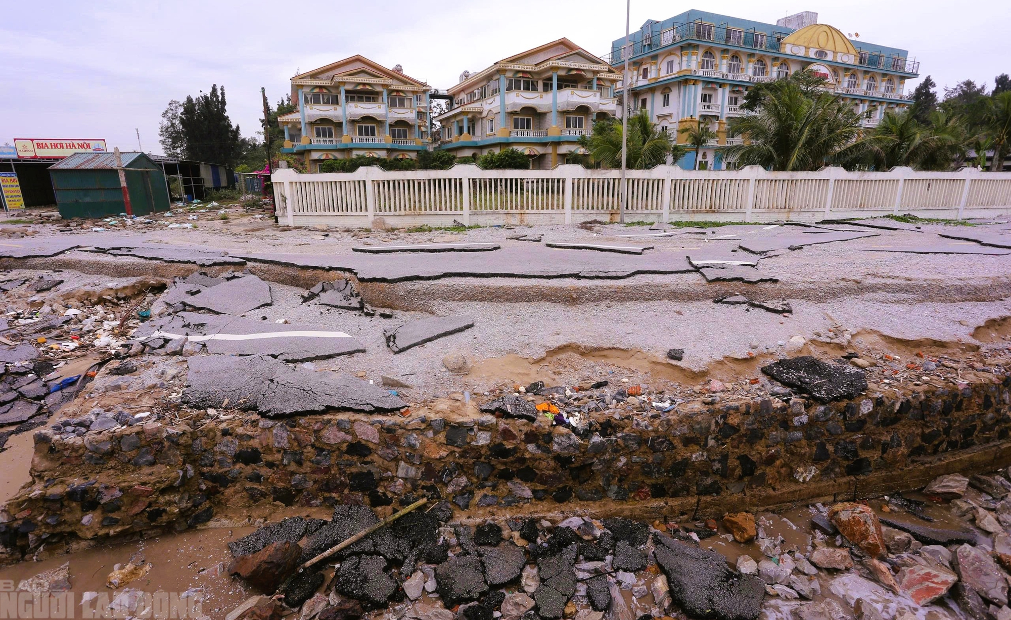 Sắp v&agrave;o h&egrave;, b&atilde;i biển nổi tiếng ở Thanh H&oacute;a vẫn tang hoang - Ảnh 12.