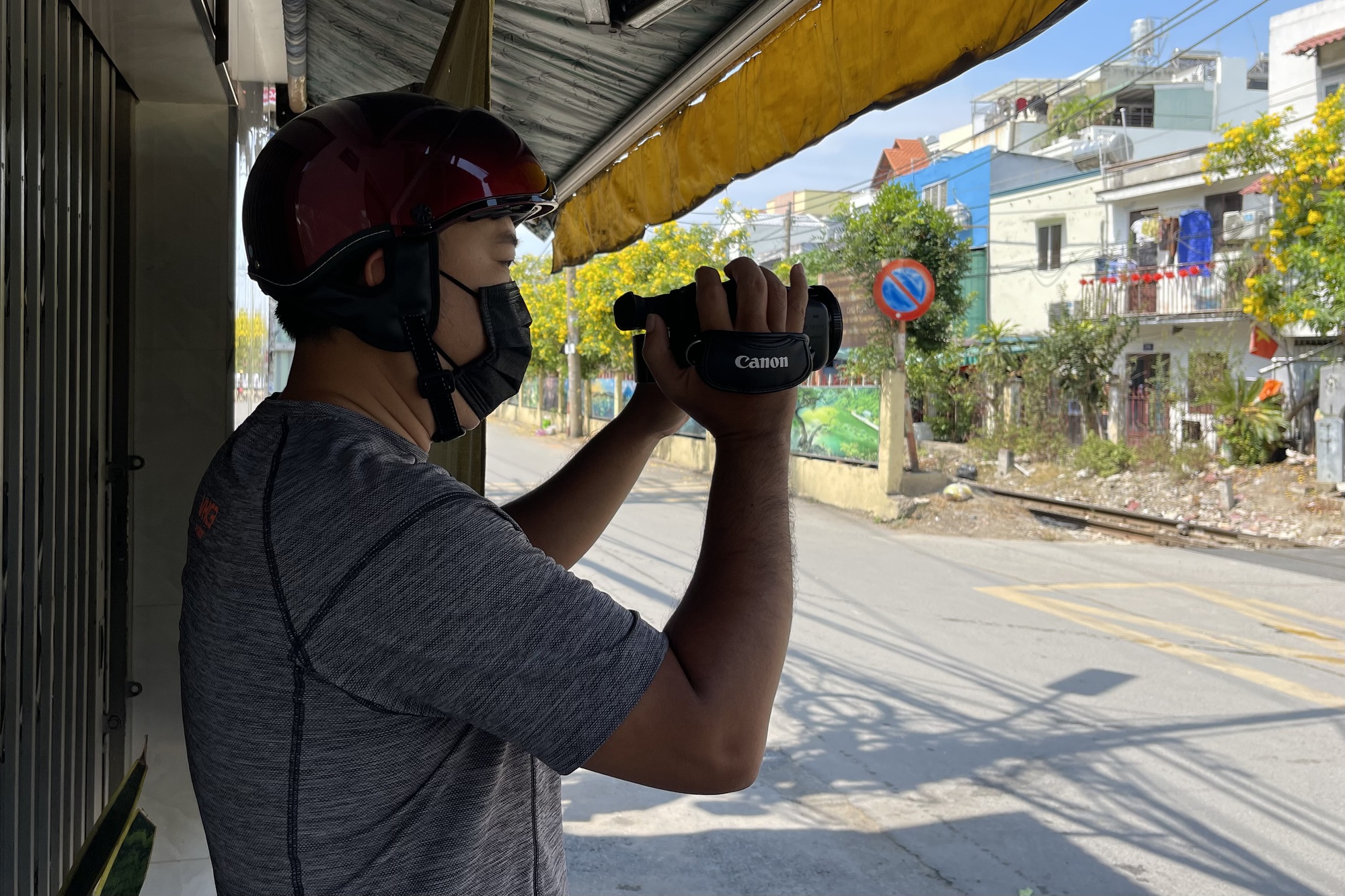 CSGT TPHCM ghi hình vi phạm giao thông đường sắt: Người dân hết chối cãi - Ảnh 1.