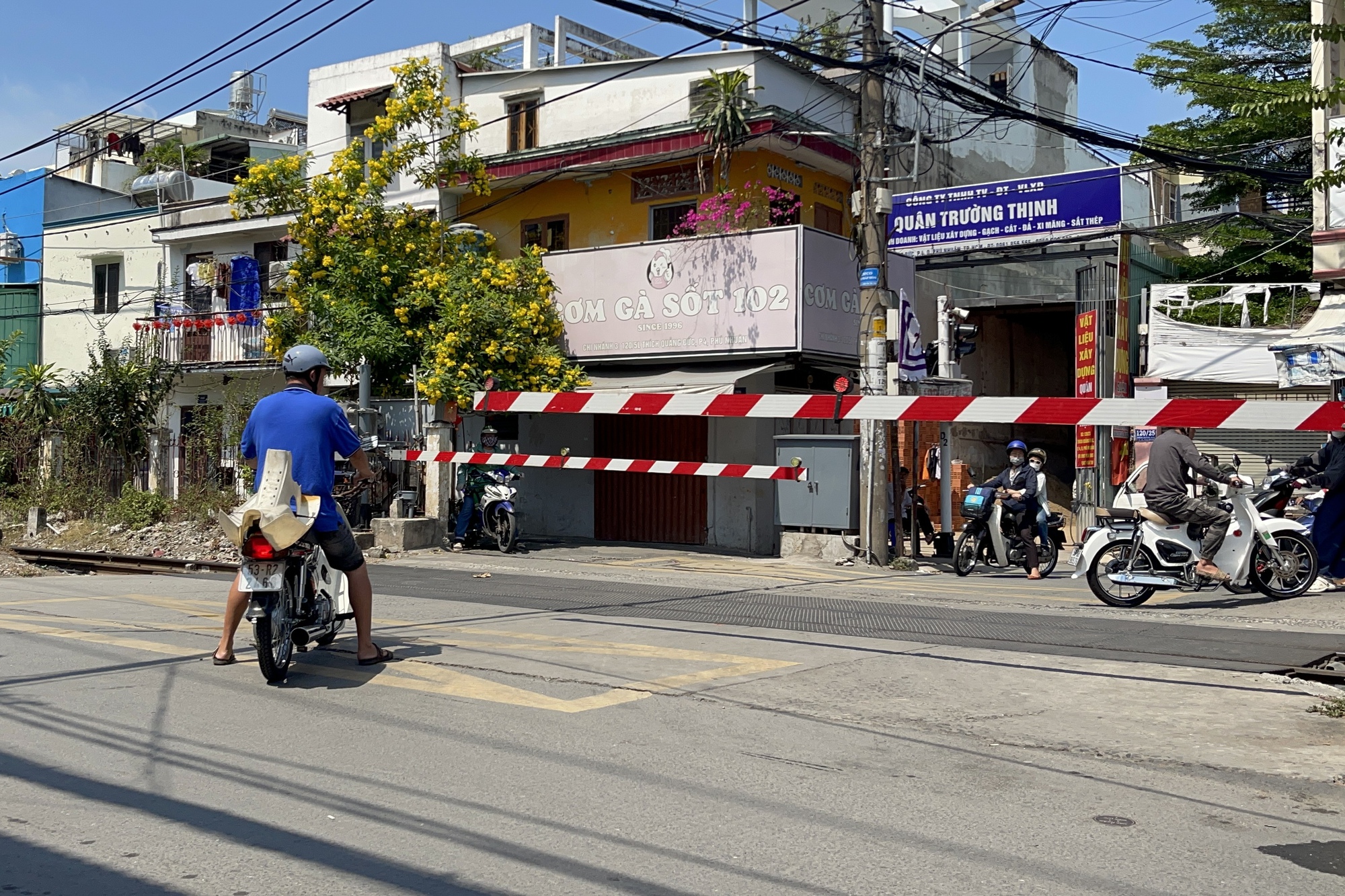 CSGT TPHCM ghi hình vi phạm giao thông đường sắt: Người dân hết chối cãi - Ảnh 2.