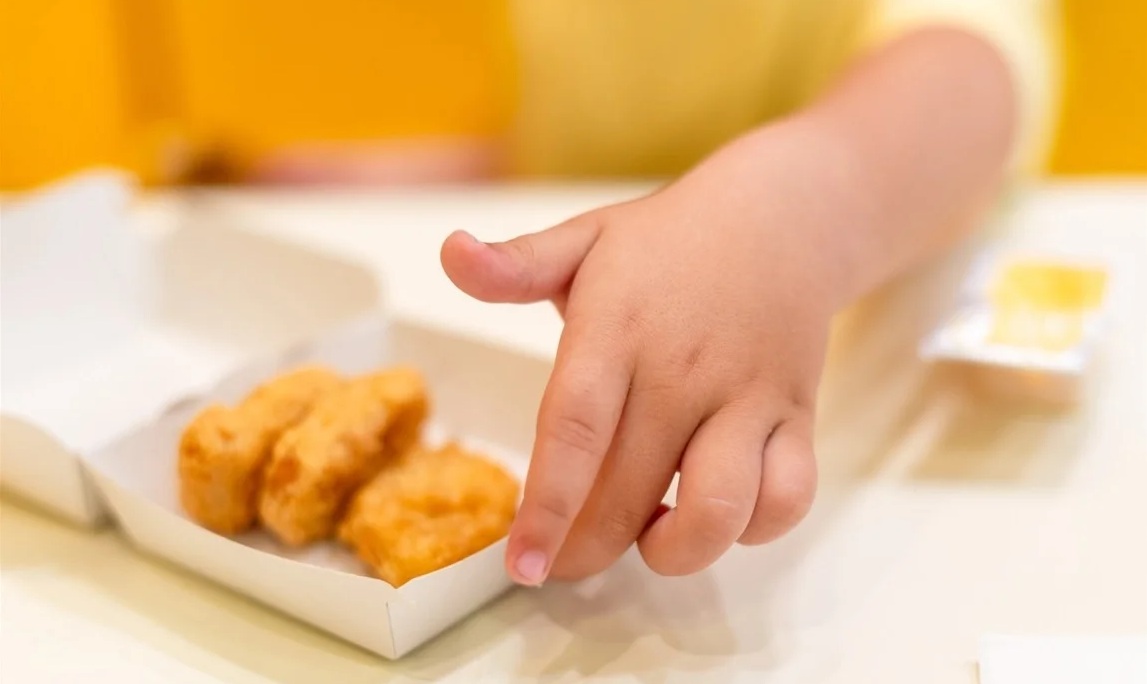 Nạp quá nhiều những món ăn này, trẻ dễ "tăng động" - Ảnh 1.