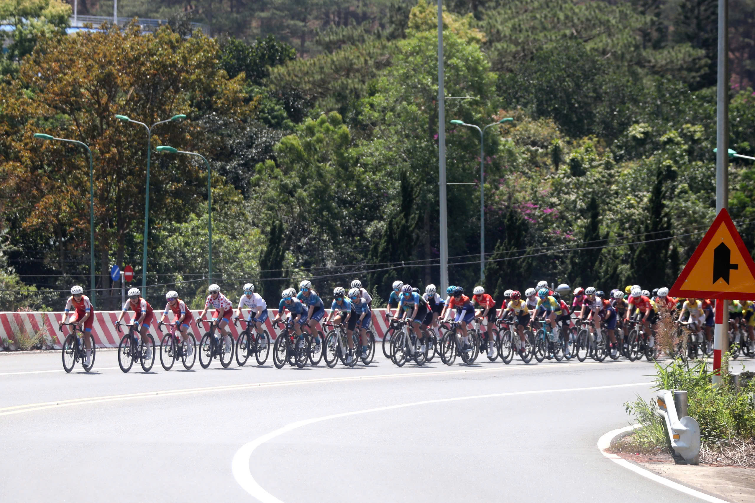 &Aacute;o v&agrave;ng đổi chủ sau m&agrave;n chinh phục đ&egrave;o Prenn tại chặng 4 Biwase Tour of Vietnam 2026   - Ảnh 5.