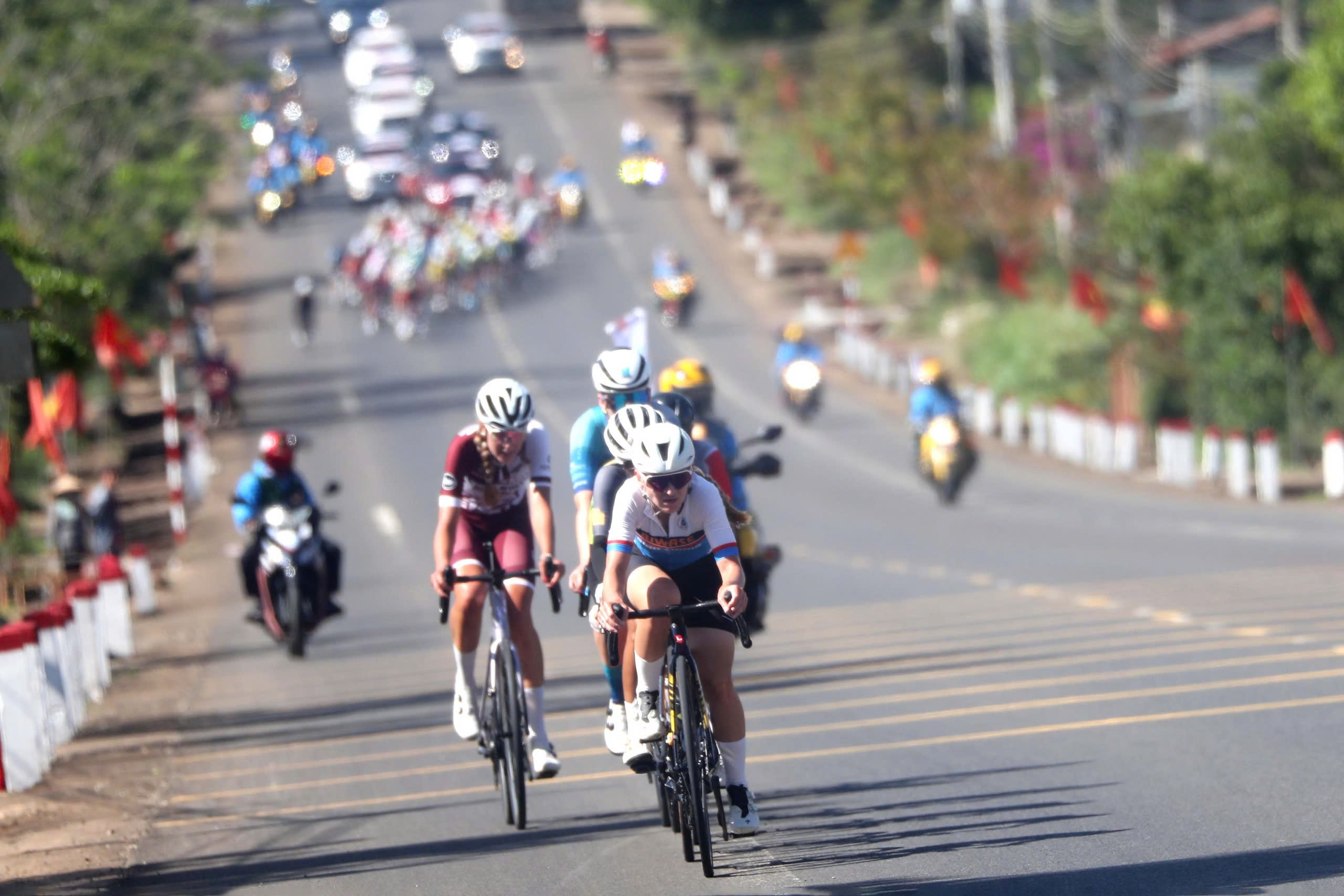 &Aacute;o v&agrave;ng đổi chủ sau m&agrave;n chinh phục đ&egrave;o Prenn tại chặng 4 Biwase Tour of Vietnam 2026   - Ảnh 4.