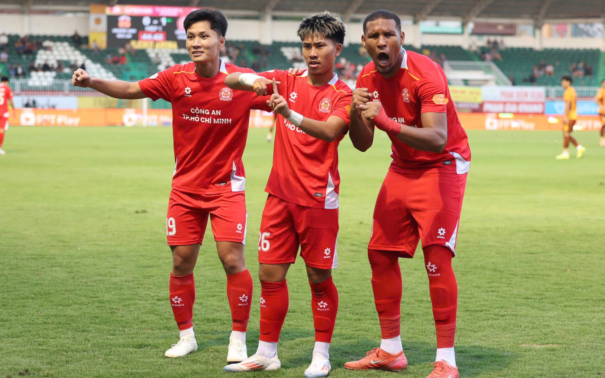 Vòng 15 V-League: CAHN thua trận đầu tiên, PVF-CAND rơi xuống cuối bảng - Ảnh 4.