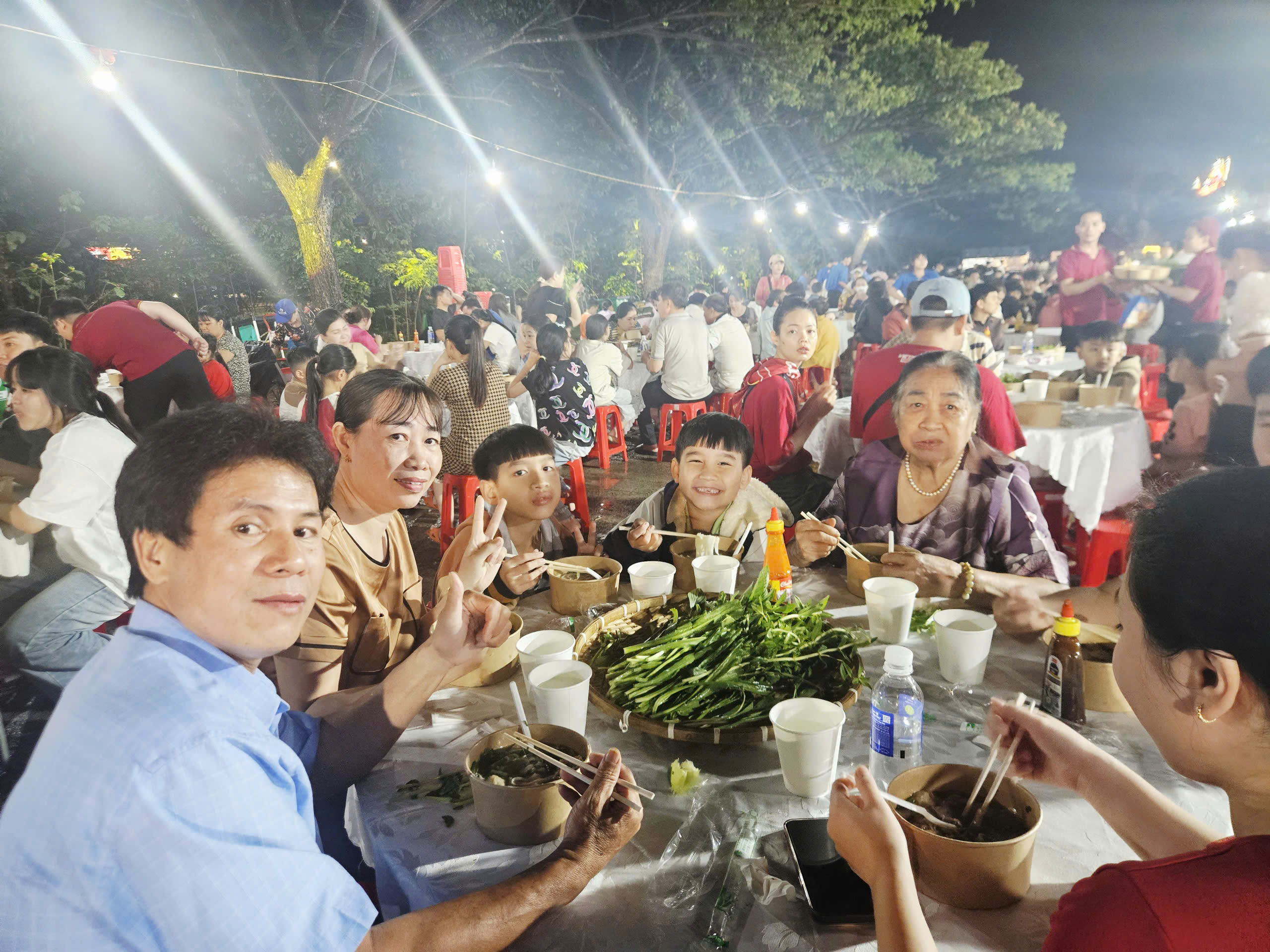 Sự kiện phở y&ecirc;u thương 2026 phục vụ 12 . 000 Suất phở miễn ph&iacute; cho c&ocirc;ng nh&acirc;n v&agrave; học sinh TPHCM - Ảnh 3.