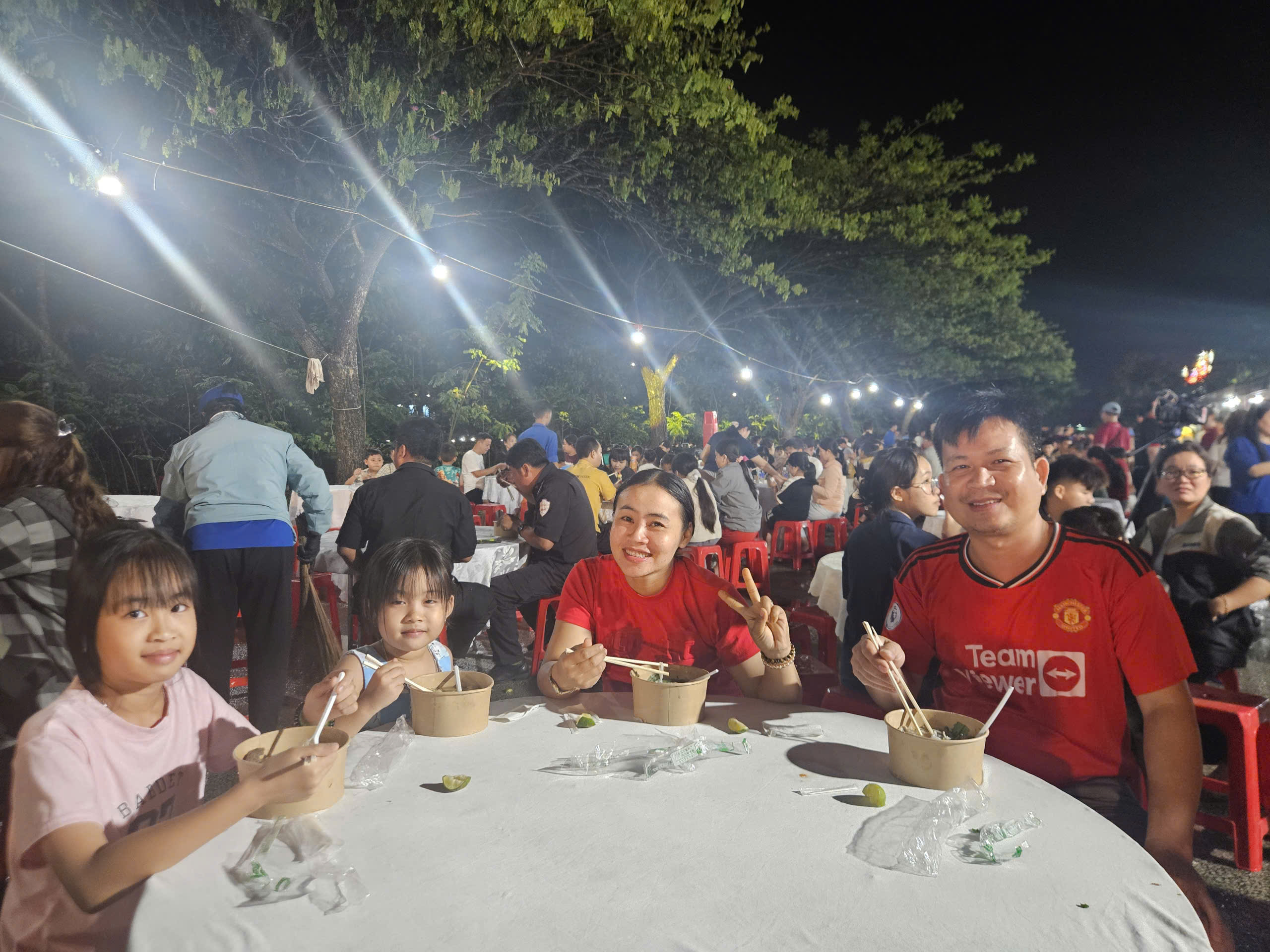 Sự kiện phở y&ecirc;u thương 2026 phục vụ 12 . 000 Suất phở miễn ph&iacute; cho c&ocirc;ng nh&acirc;n v&agrave; học sinh TPHCM - Ảnh 4.