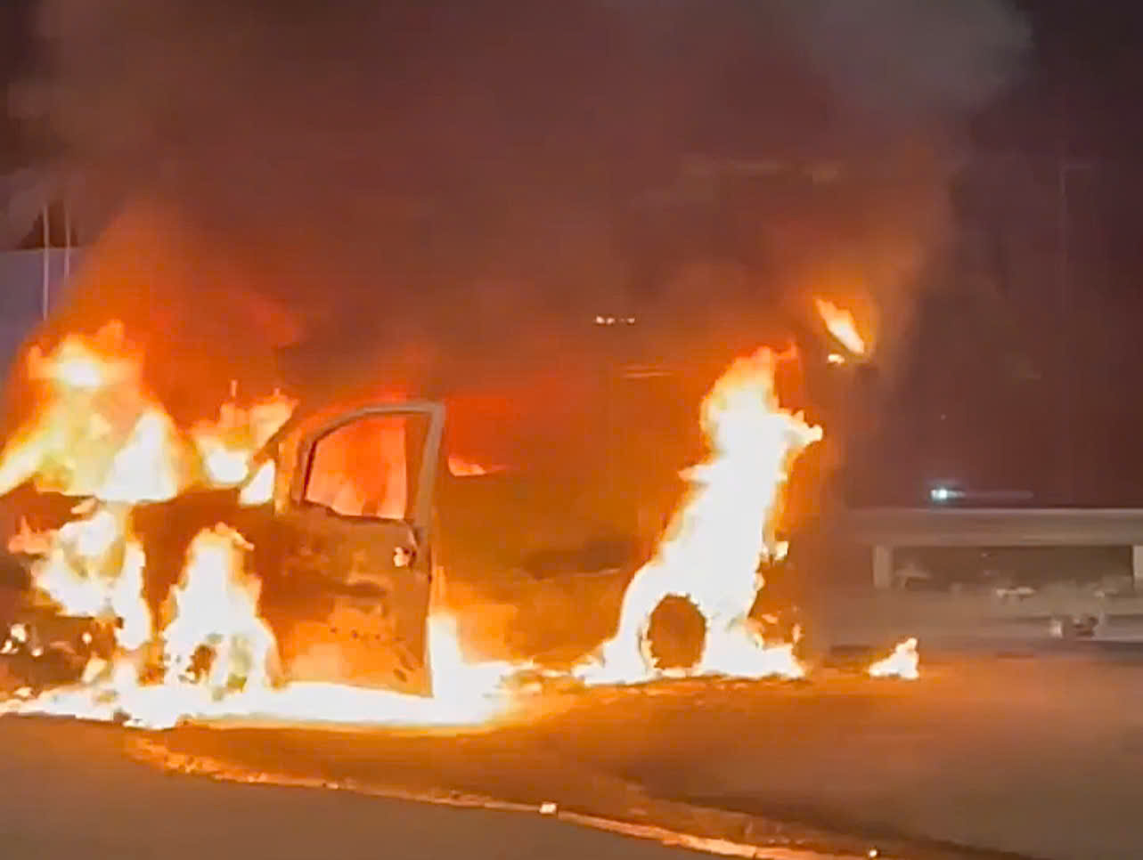 Ô tô bốc cháy ngùn ngụt ở TPHCM: Hành trình cứu hộ đầy kịch tính - Ảnh 1.