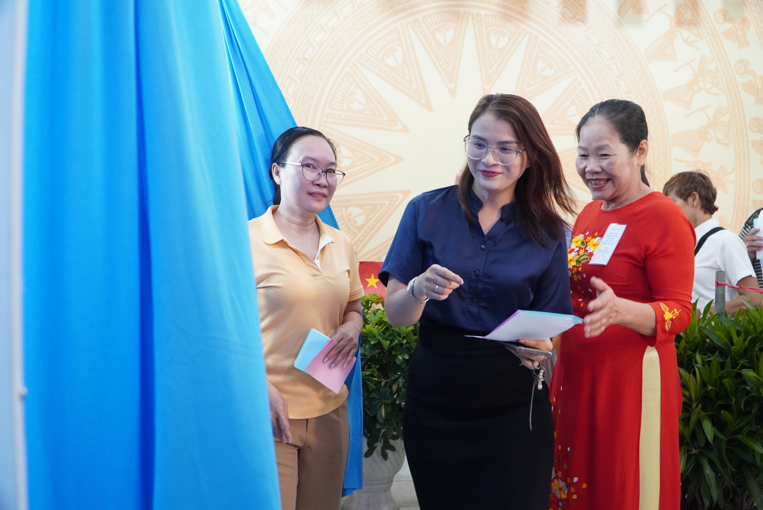 Cận cảnh buổi bầu cử thử nghiệm tại phường Di&ecirc;n Hồng, TPHCM - Ảnh 6.