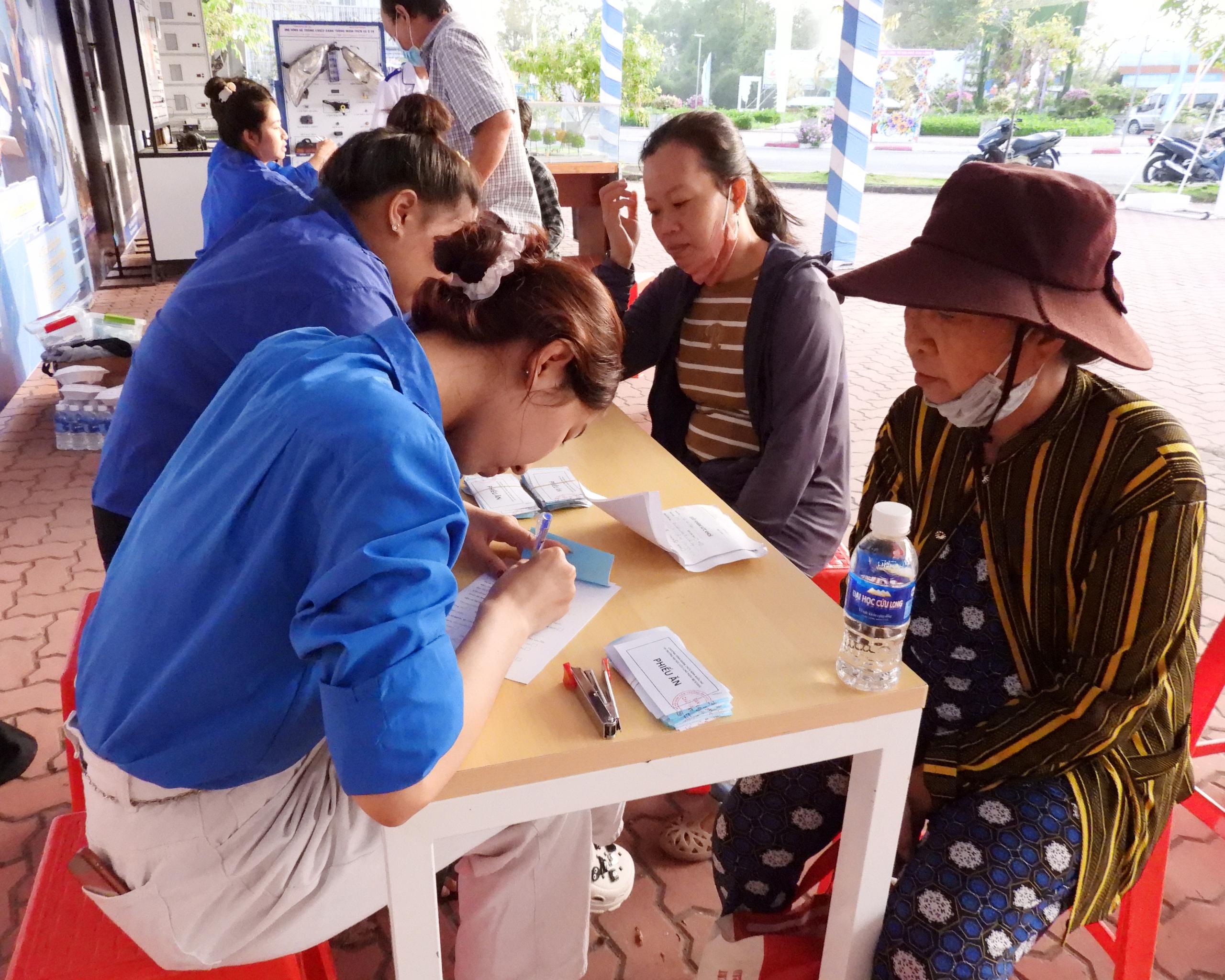 Gần 4.000 người d&acirc;n ở miền T&acirc;y được kh&aacute;m bệnh v&agrave; cấp thuốc miễn ph&iacute; - Ảnh 2.