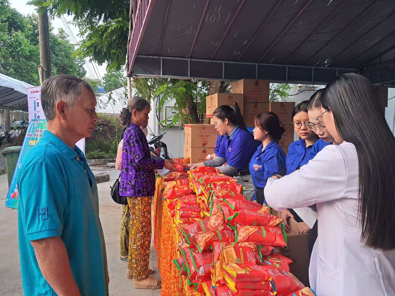 Gần 4.000 người d&acirc;n ở miền T&acirc;y được kh&aacute;m bệnh v&agrave; cấp thuốc miễn ph&iacute; - Ảnh 15.