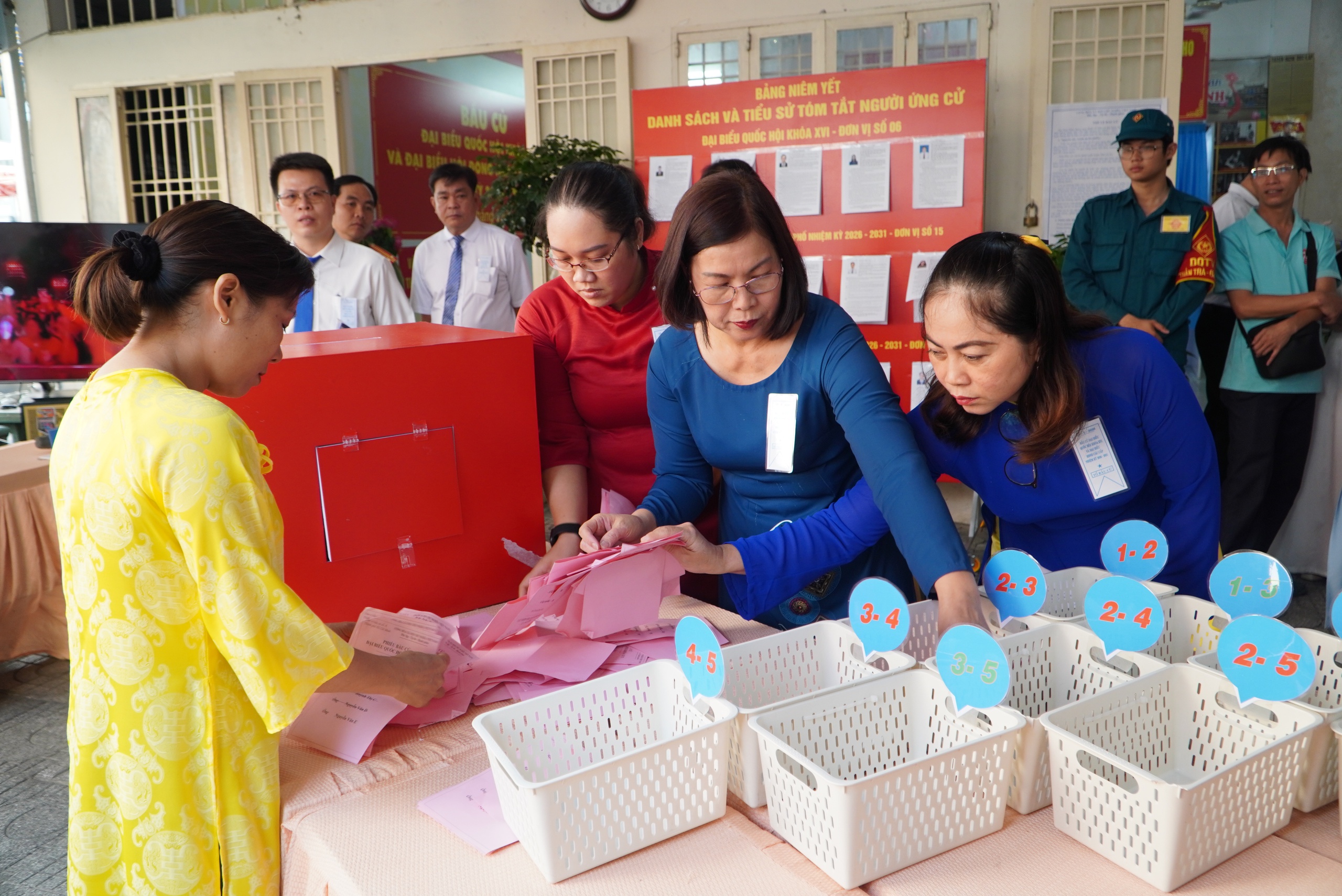 Cận cảnh buổi bầu cử thử nghiệm tại phường Di&ecirc;n Hồng, TPHCM - Ảnh 9.