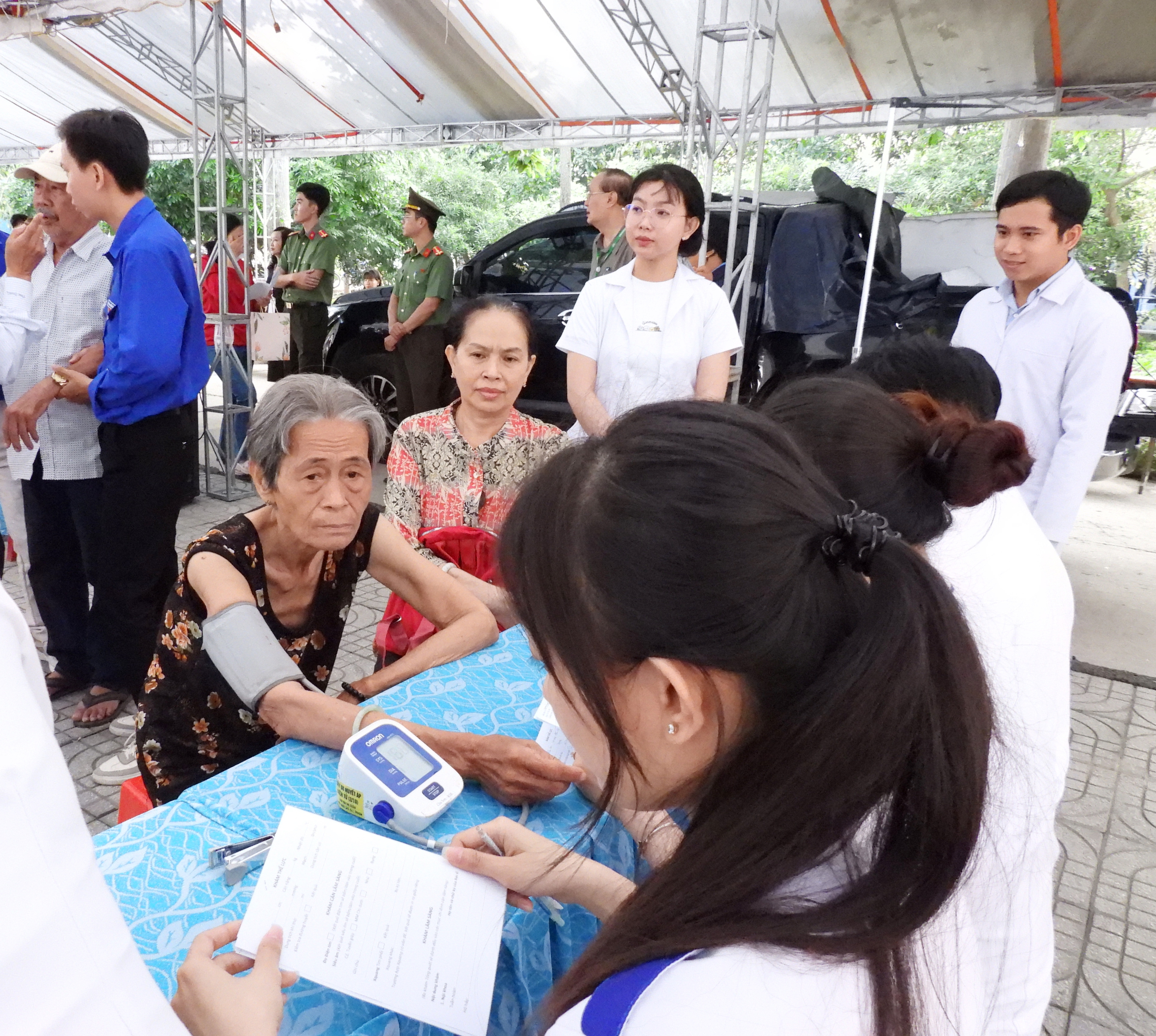 Gần 4.000 người d&acirc;n ở miền T&acirc;y được kh&aacute;m bệnh v&agrave; cấp thuốc miễn ph&iacute; - Ảnh 4.