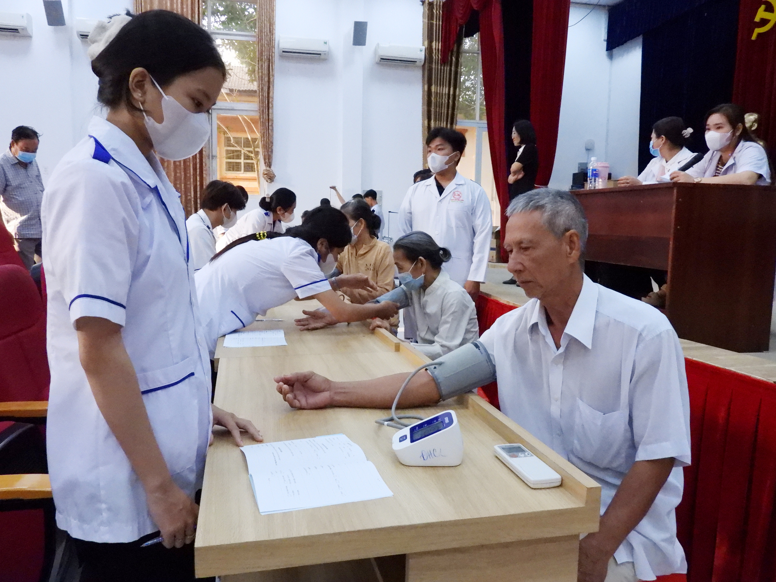 Gần 4.000 người d&acirc;n ở miền T&acirc;y được kh&aacute;m bệnh v&agrave; cấp thuốc miễn ph&iacute; - Ảnh 3.