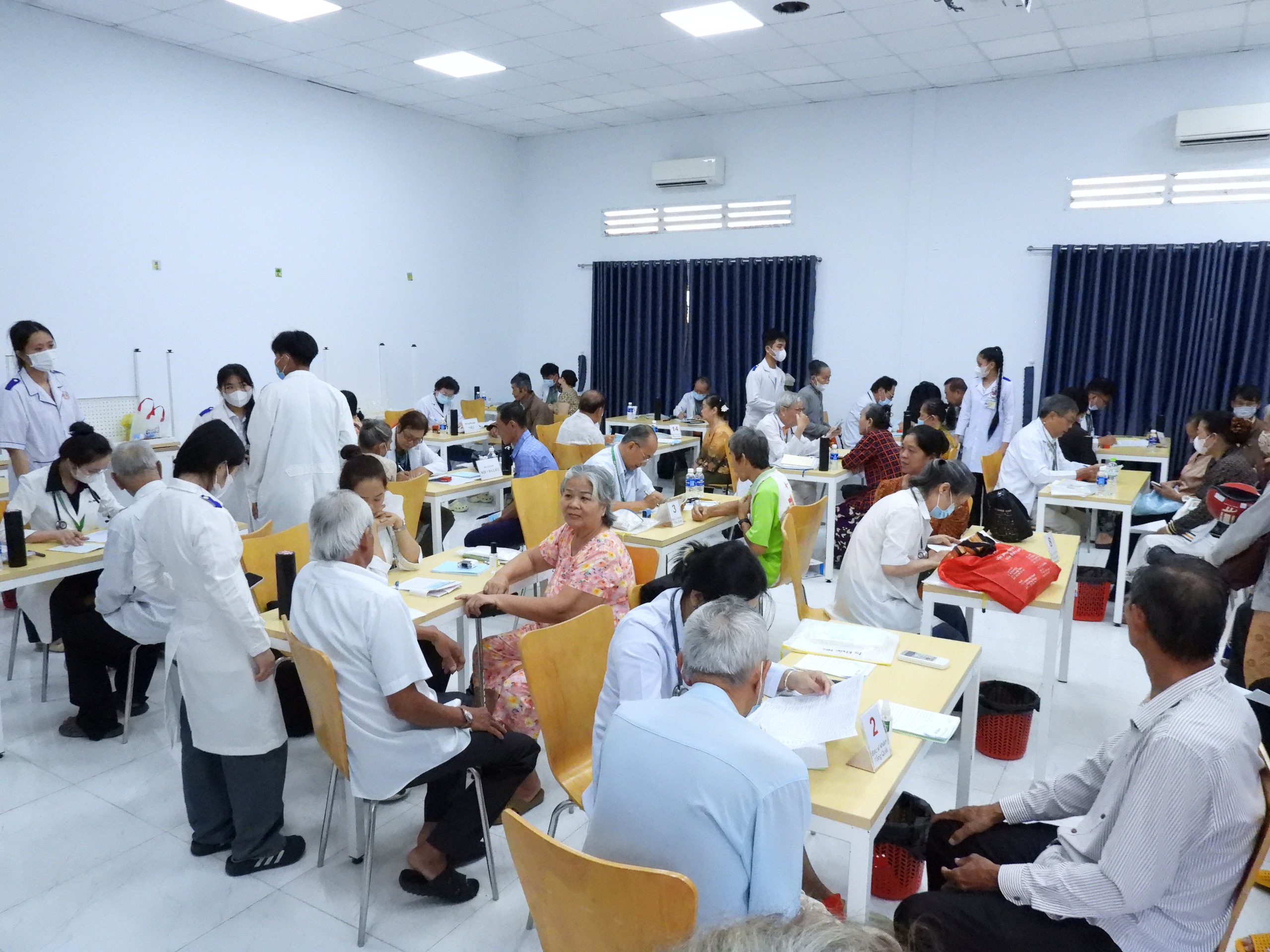 Gần 4.000 người d&acirc;n ở miền T&acirc;y được kh&aacute;m bệnh v&agrave; cấp thuốc miễn ph&iacute; - Ảnh 5.