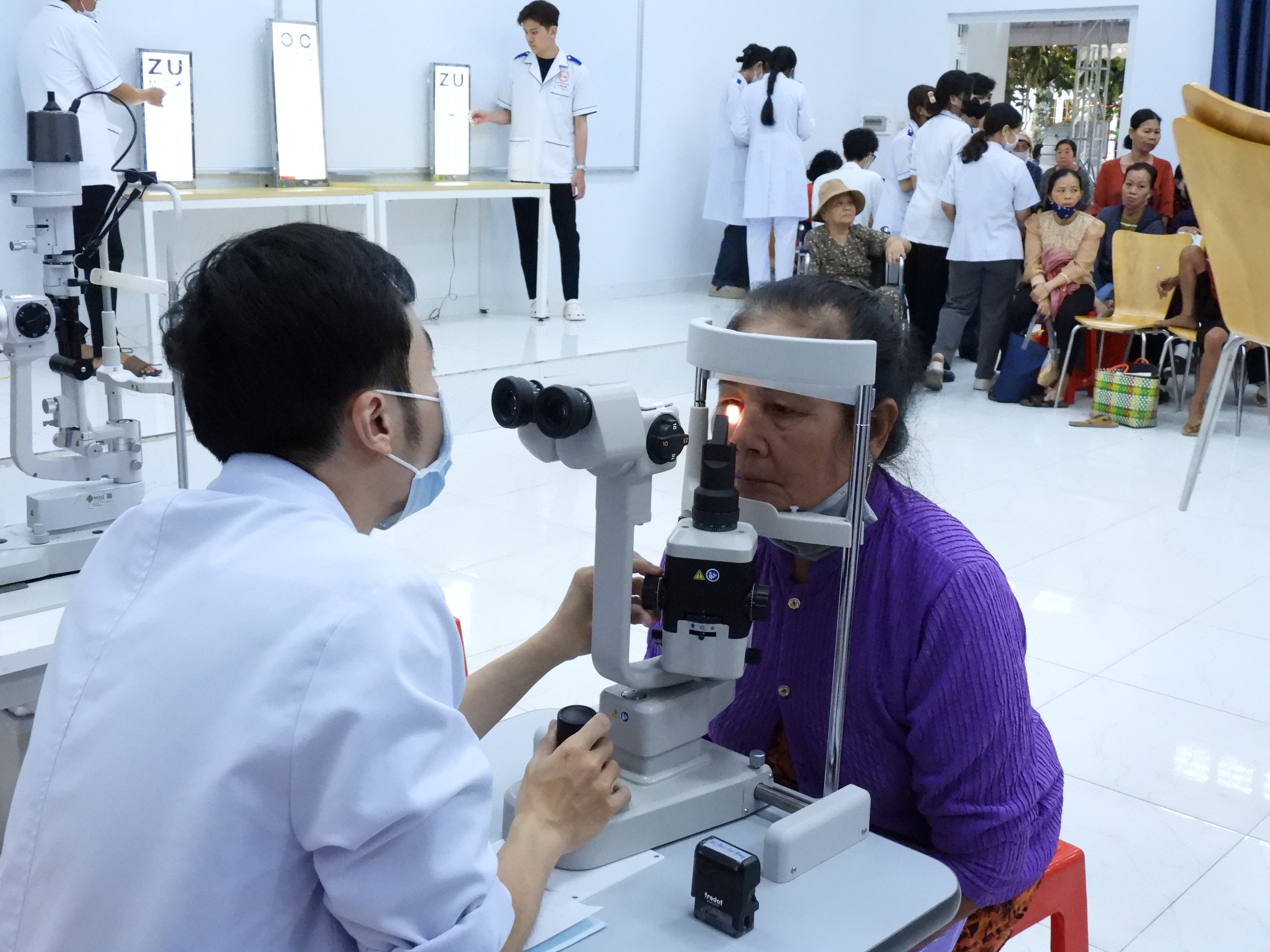 Gần 4.000 người d&acirc;n ở miền T&acirc;y được kh&aacute;m bệnh v&agrave; cấp thuốc miễn ph&iacute; - Ảnh 7.