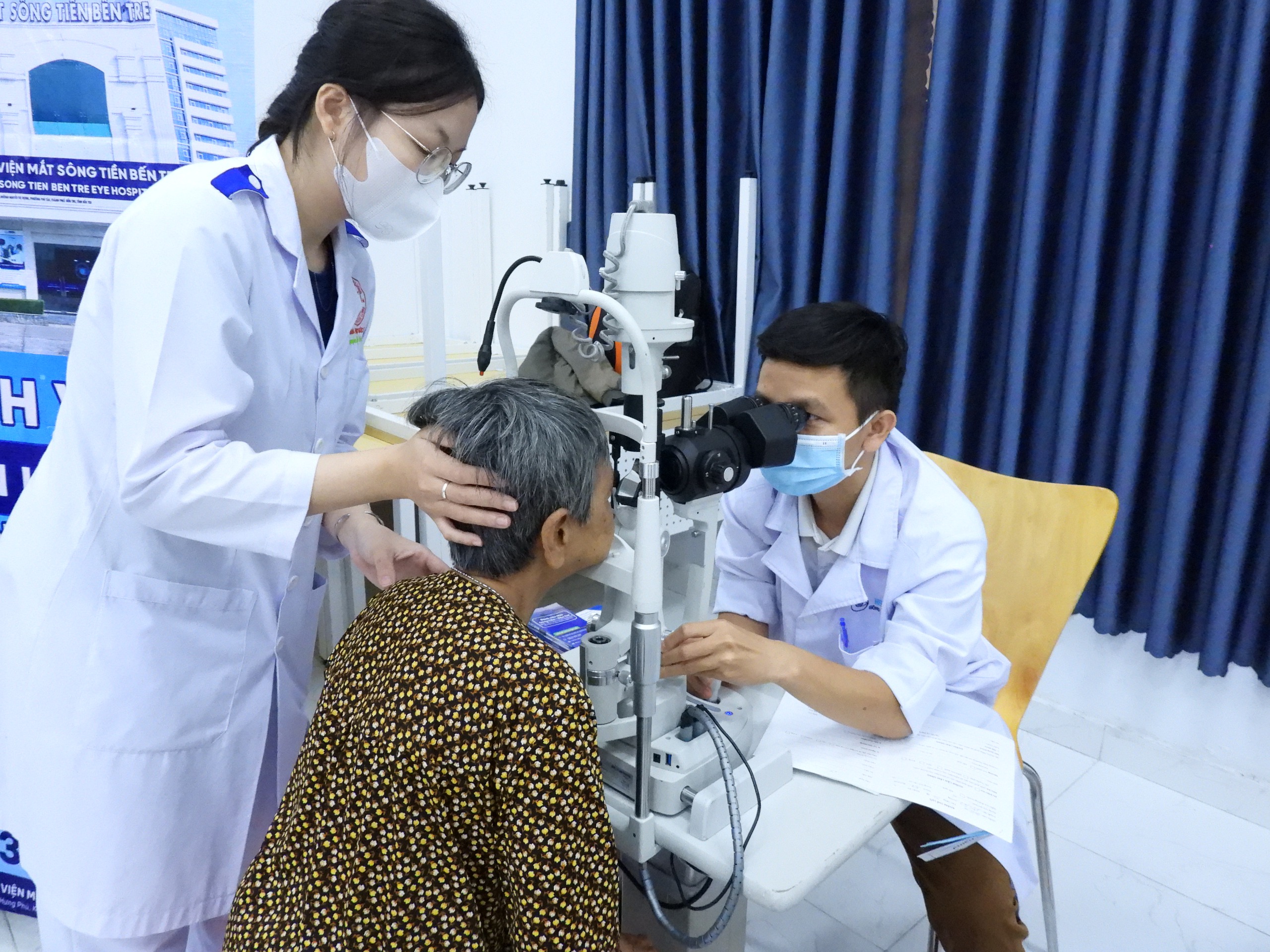 Gần 4.000 người d&acirc;n ở miền T&acirc;y được kh&aacute;m bệnh v&agrave; cấp thuốc miễn ph&iacute; - Ảnh 6.