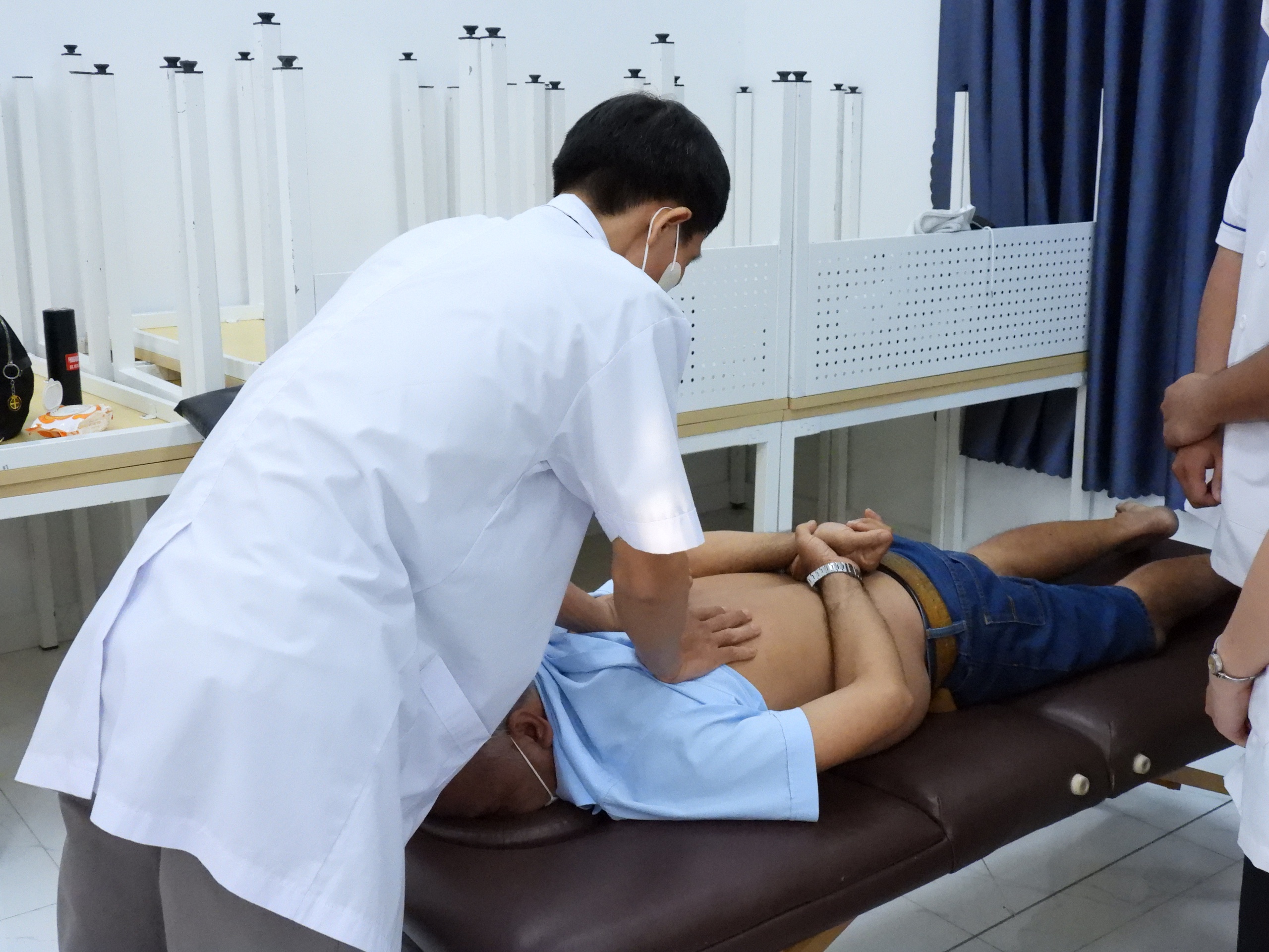 Gần 4.000 người d&acirc;n ở miền T&acirc;y được kh&aacute;m bệnh v&agrave; cấp thuốc miễn ph&iacute; - Ảnh 8.