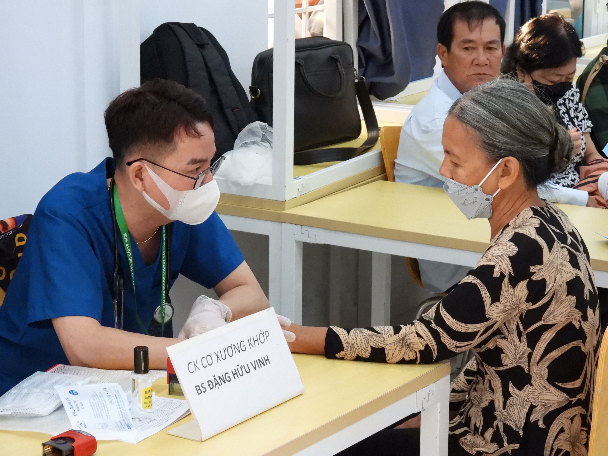 Gần 4.000 người d&acirc;n ở miền T&acirc;y được kh&aacute;m bệnh v&agrave; cấp thuốc miễn ph&iacute; - Ảnh 9.