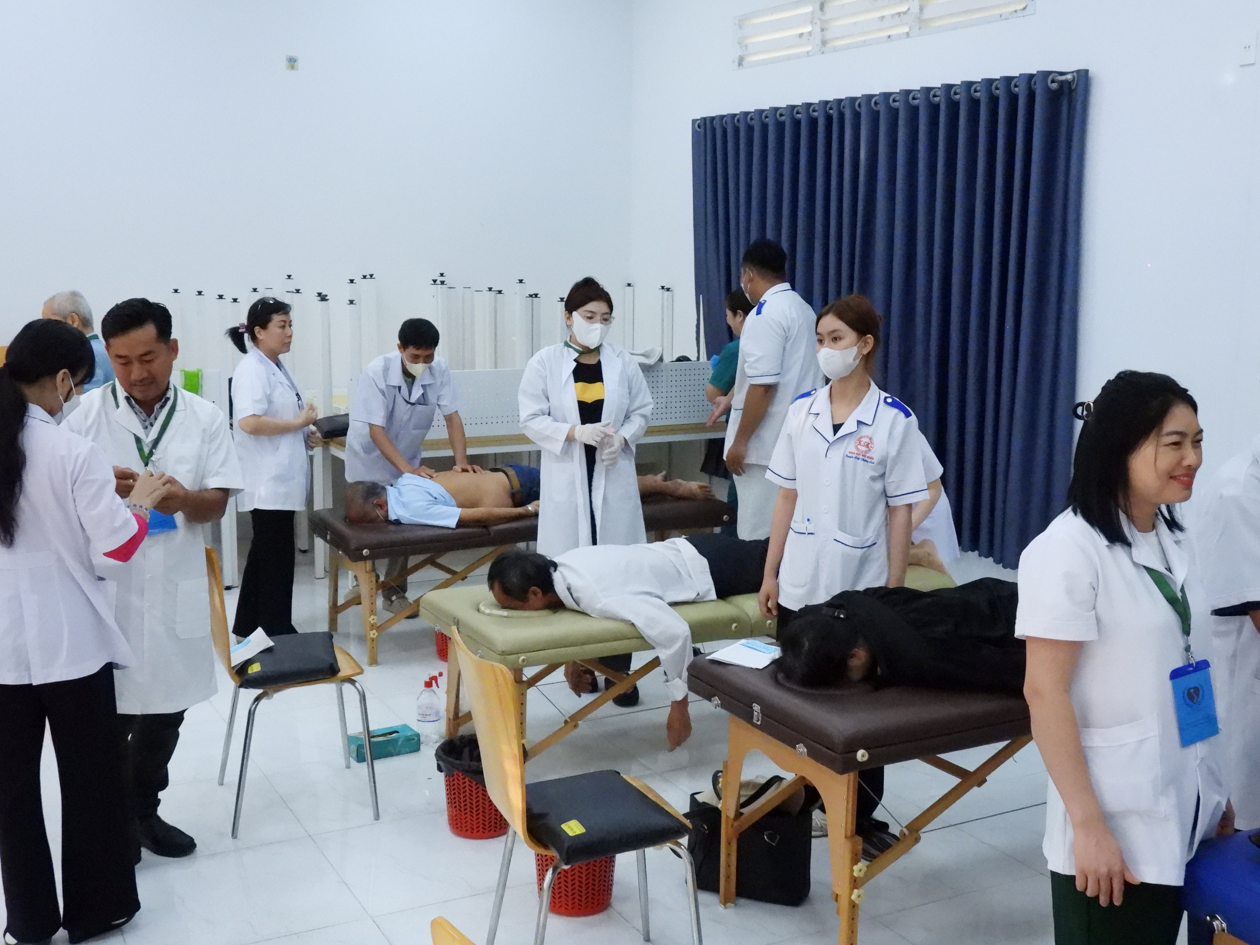 Gần 4.000 người d&acirc;n ở miền T&acirc;y được kh&aacute;m bệnh v&agrave; cấp thuốc miễn ph&iacute; - Ảnh 10.