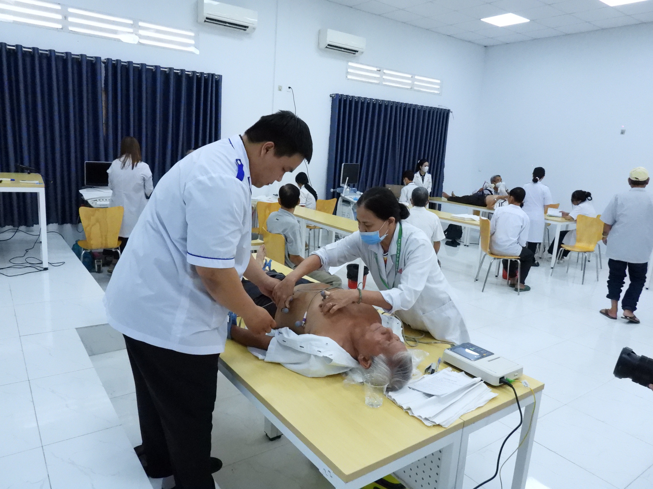 Gần 4.000 người d&acirc;n ở miền T&acirc;y được kh&aacute;m bệnh v&agrave; cấp thuốc miễn ph&iacute; - Ảnh 11.