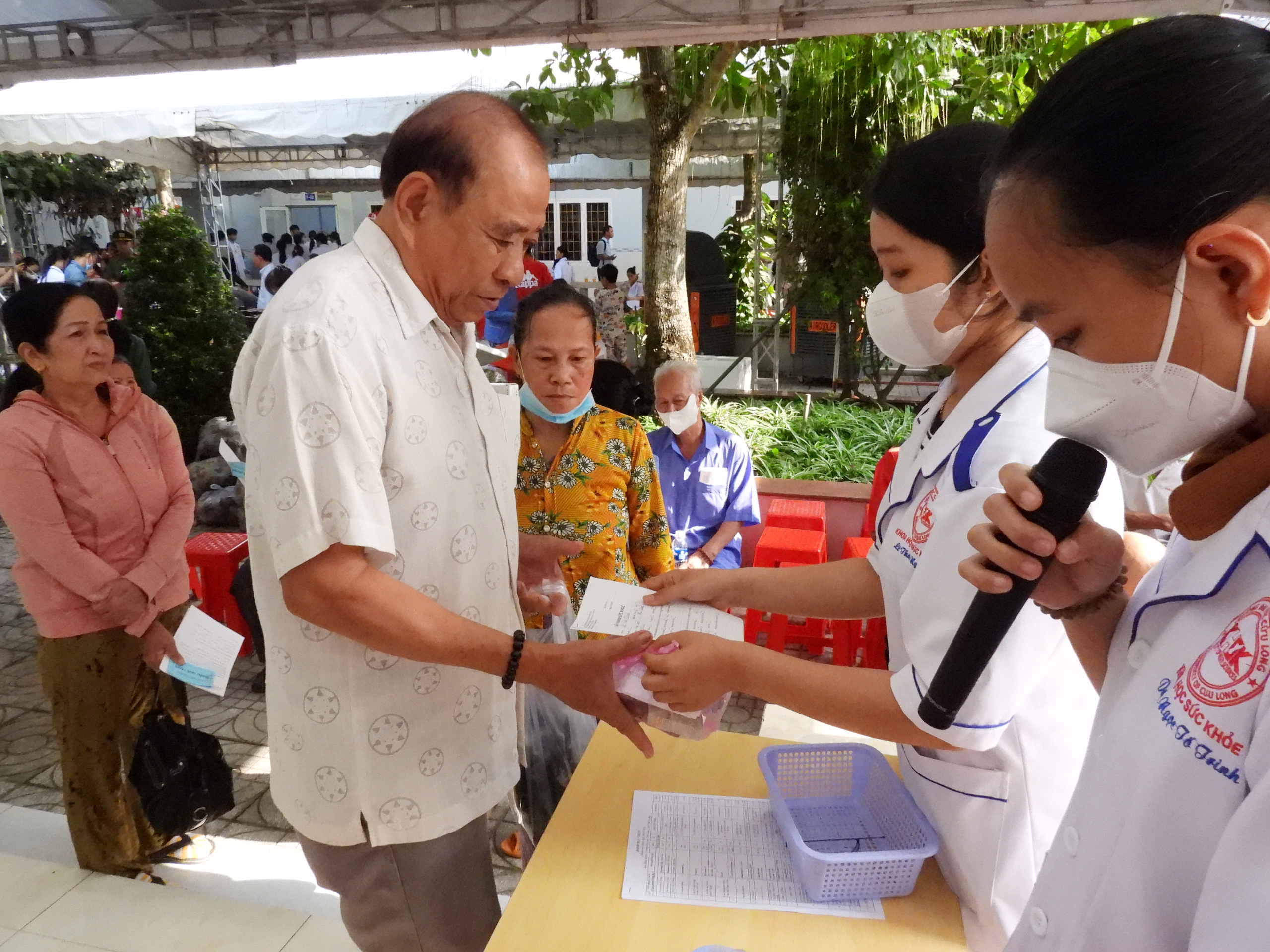 Gần 4.000 người d&acirc;n ở miền T&acirc;y được kh&aacute;m bệnh v&agrave; cấp thuốc miễn ph&iacute; - Ảnh 14.