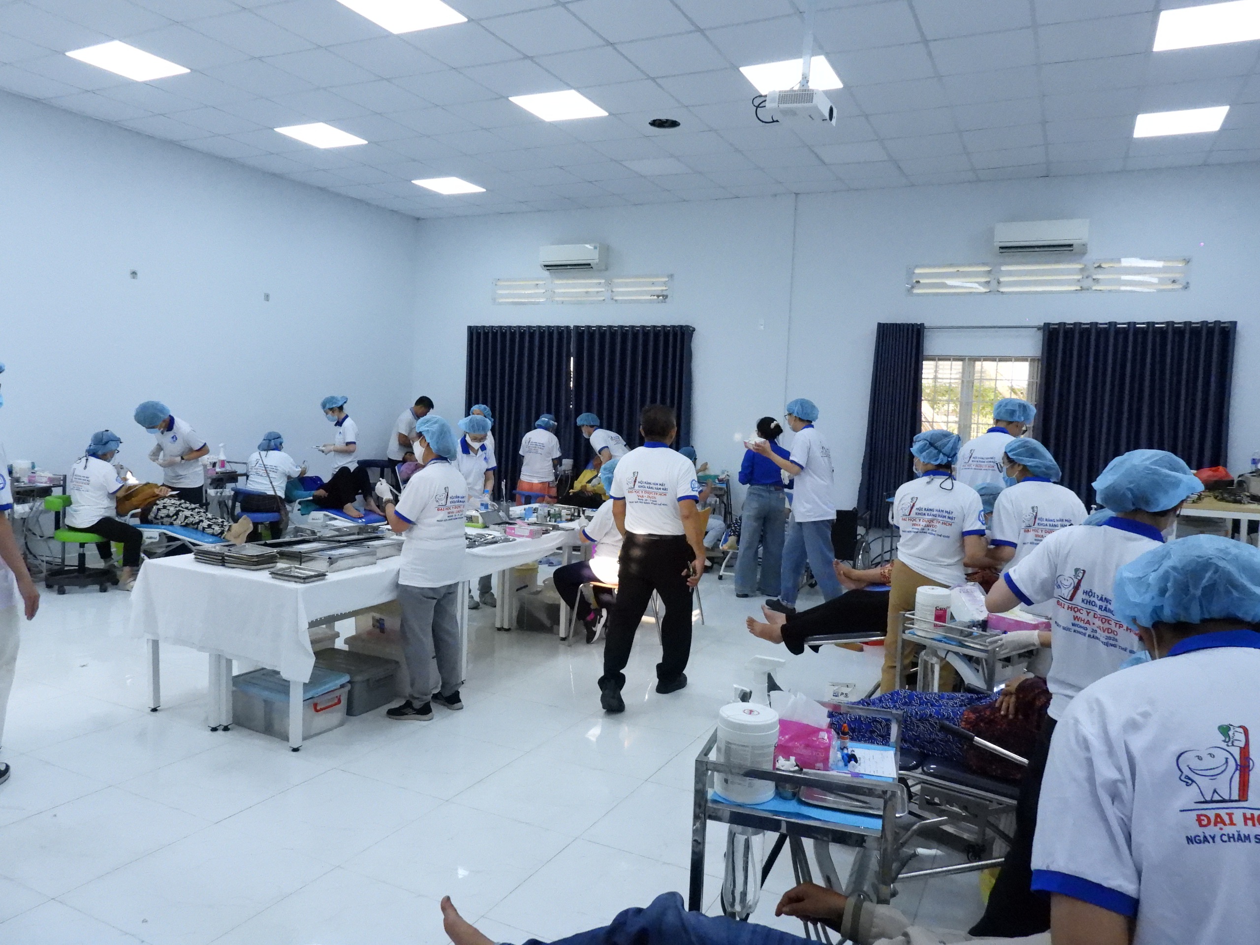 Gần 4.000 người d&acirc;n ở miền T&acirc;y được kh&aacute;m bệnh v&agrave; cấp thuốc miễn ph&iacute; - Ảnh 12.