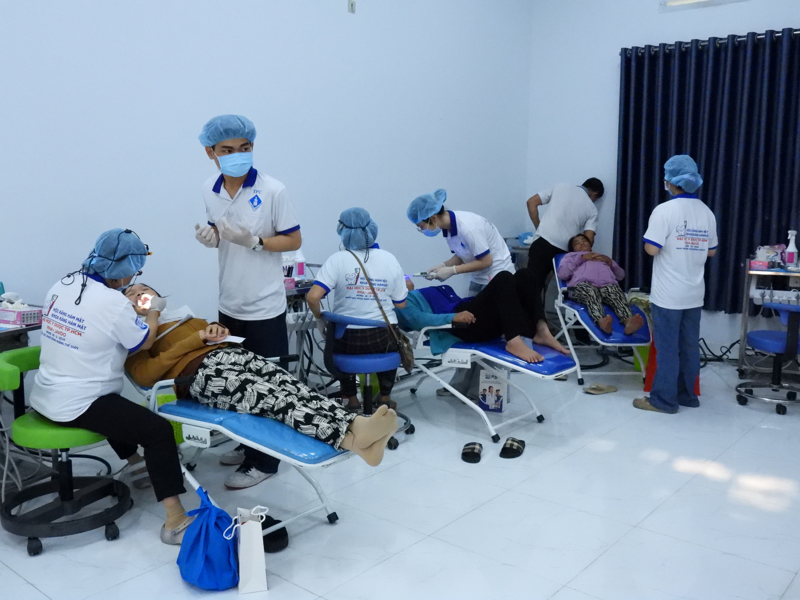 Gần 4.000 người d&acirc;n ở miền T&acirc;y được kh&aacute;m bệnh v&agrave; cấp thuốc miễn ph&iacute; - Ảnh 13.