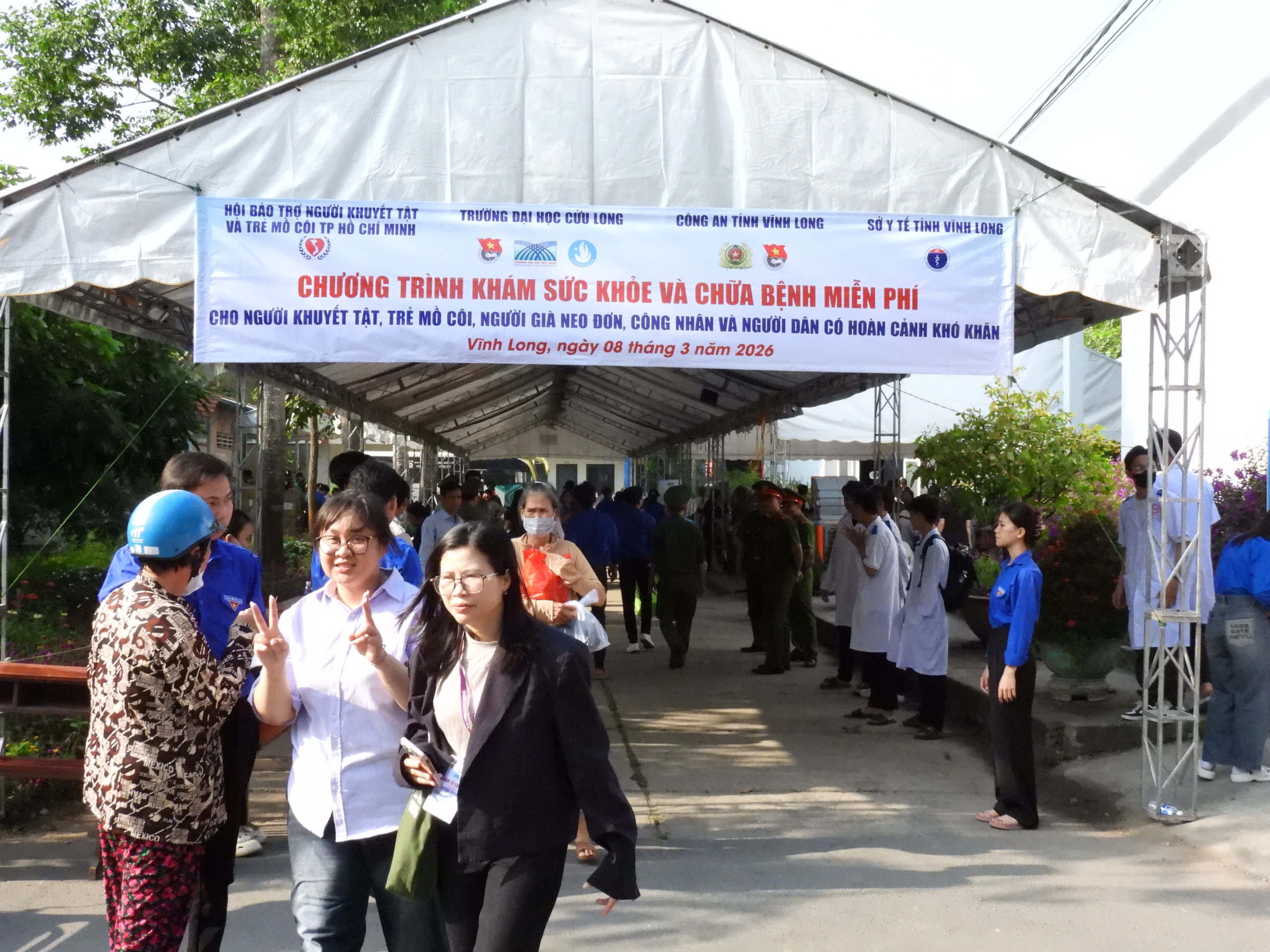 Gần 4.000 người d&acirc;n ở miền T&acirc;y được kh&aacute;m bệnh v&agrave; cấp thuốc miễn ph&iacute; - Ảnh 1.