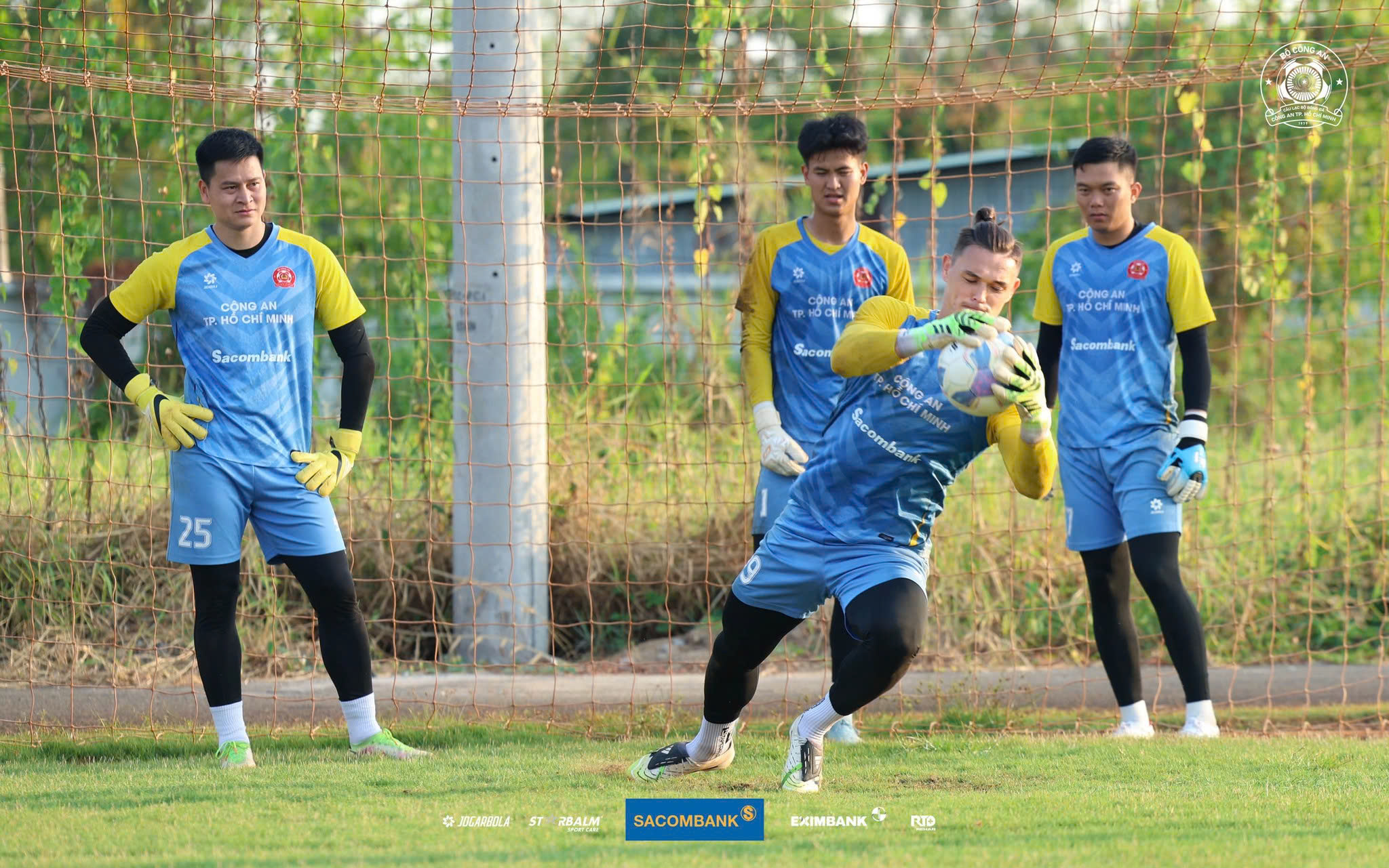 Cạnh tranh vị trí "gác đền" tuyển Việt Nam - Ảnh 1.