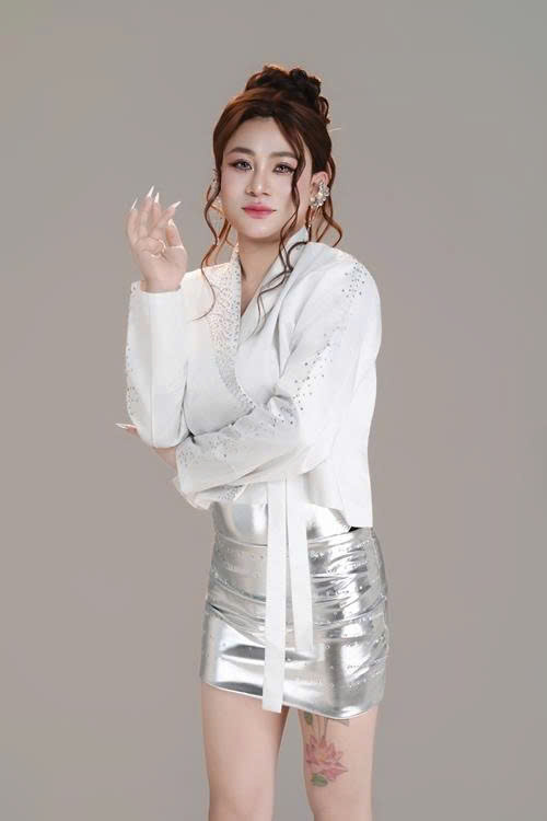 Trưởng G&aacute;nh h&aacute;t l&ocirc; t&ocirc; Bảo Nguyệt C&aacute;t v&agrave; m&oacute;n qu&agrave; &acirc;m nhạc mừng 8-3  - Ảnh 5.