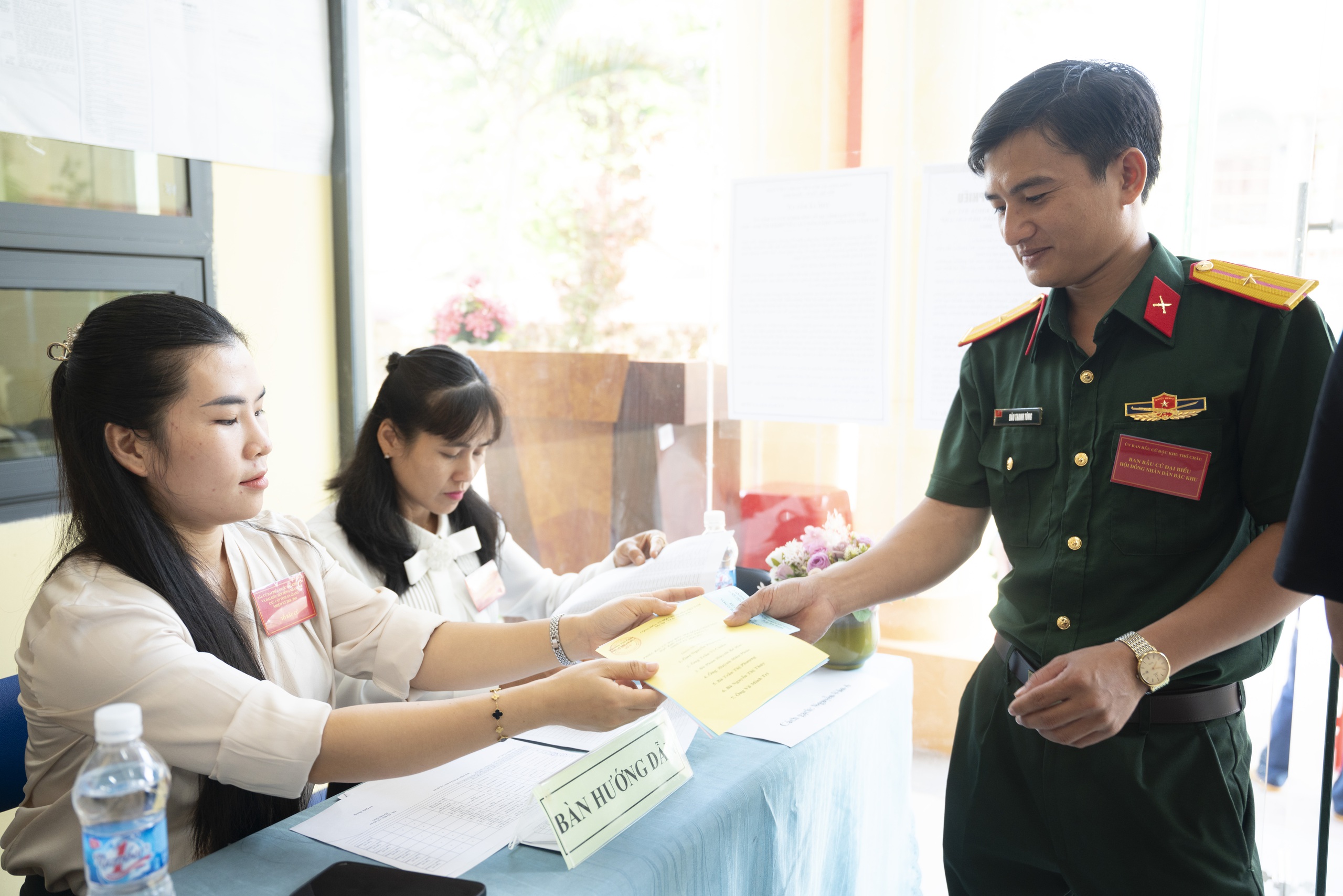 Cử tri Thổ Ch&acirc;u n&ocirc; nức bầu cử sớm đại biểu Quốc hội năm 2026 - Ảnh 12.