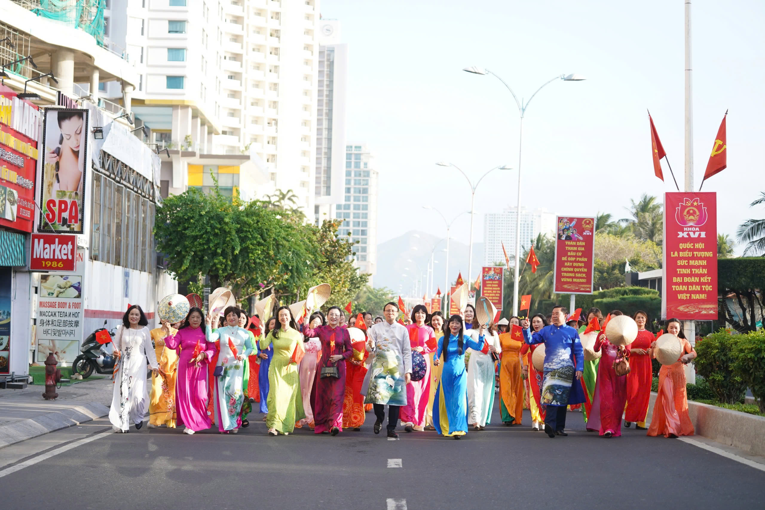 Hơn 3.000 phụ nữ Kh&aacute;nh H&ograve;a diễu h&agrave;nh &aacute;o d&agrave;i tr&ecirc;n đường biển Nha Trang dịp 8-3 - Ảnh 2.