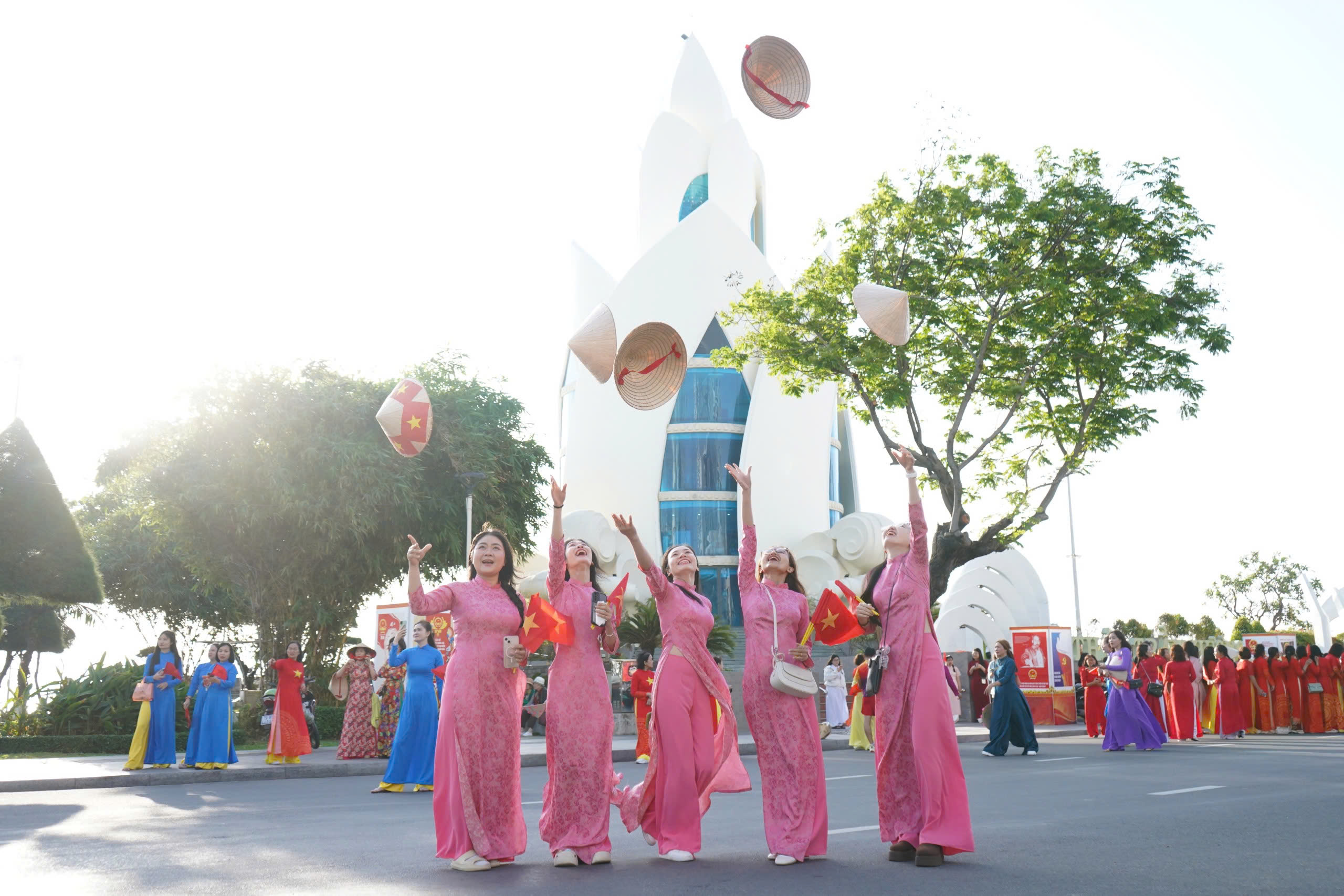Hơn 3.000 phụ nữ Kh&aacute;nh H&ograve;a diễu h&agrave;nh &aacute;o d&agrave;i tr&ecirc;n đường biển Nha Trang dịp 8-3 - Ảnh 5.