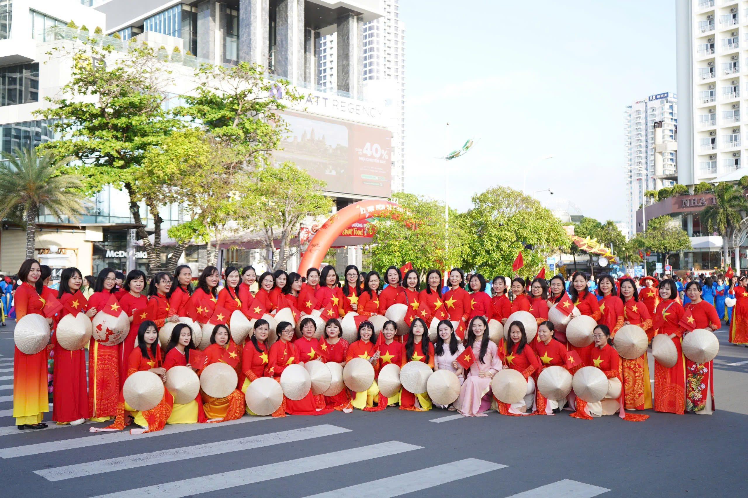 Hơn 3.000 phụ nữ Kh&aacute;nh H&ograve;a diễu h&agrave;nh &aacute;o d&agrave;i tr&ecirc;n đường biển Nha Trang dịp 8-3 - Ảnh 7.