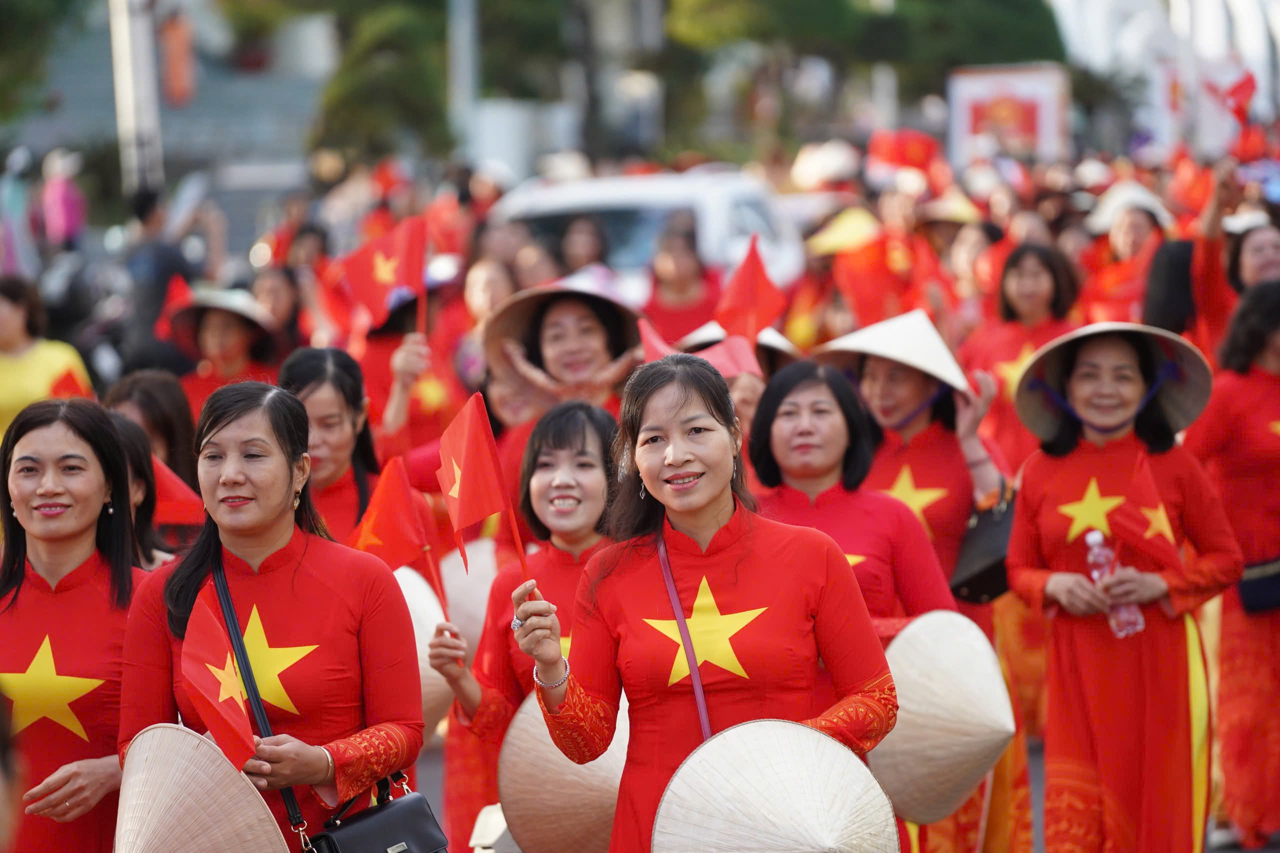 Hơn 3.000 phụ nữ Kh&aacute;nh H&ograve;a diễu h&agrave;nh &aacute;o d&agrave;i tr&ecirc;n đường biển Nha Trang dịp 8-3 - Ảnh 6.