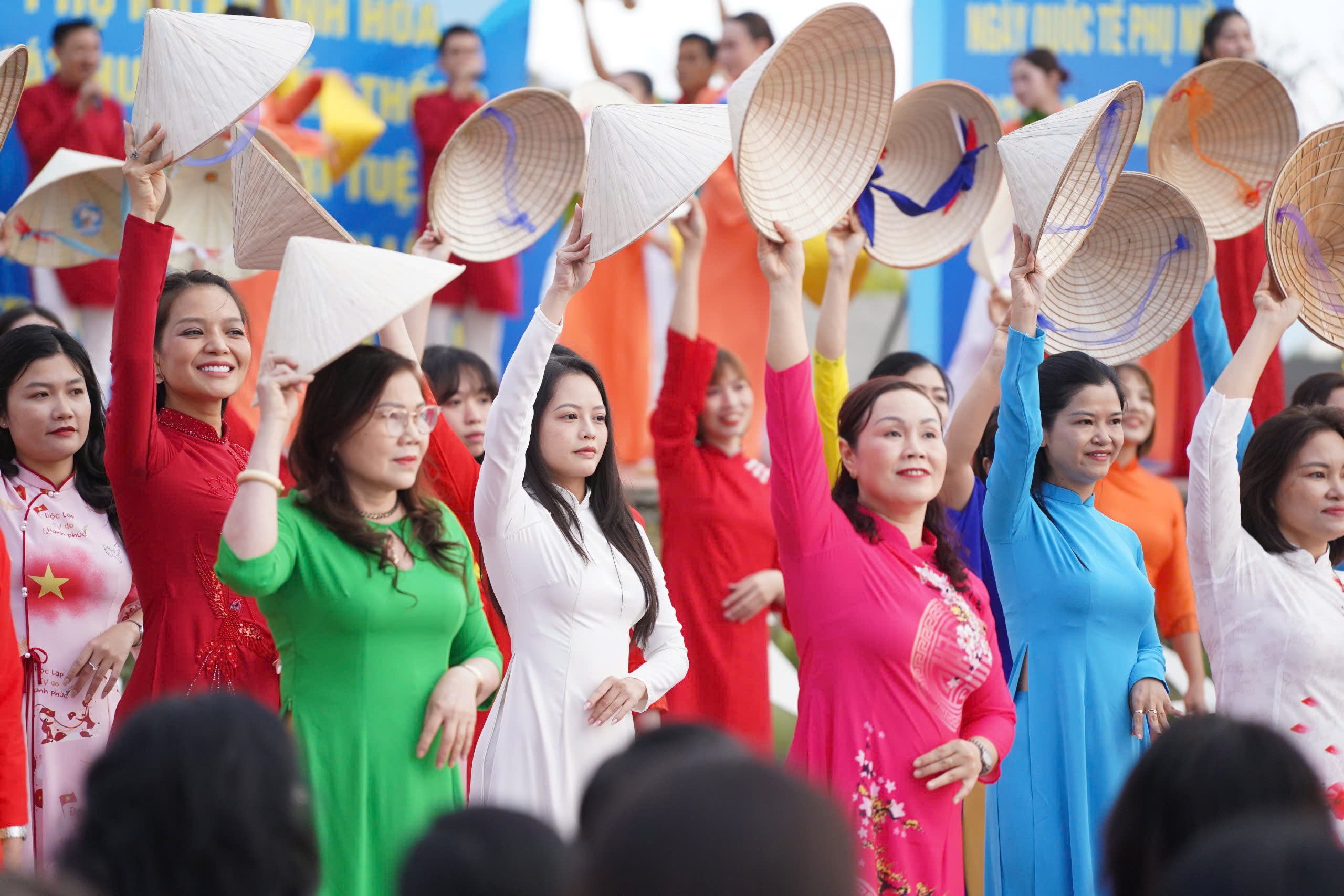 Hơn 3.000 phụ nữ Kh&aacute;nh H&ograve;a diễu h&agrave;nh &aacute;o d&agrave;i tr&ecirc;n đường biển Nha Trang dịp 8-3 - Ảnh 4.