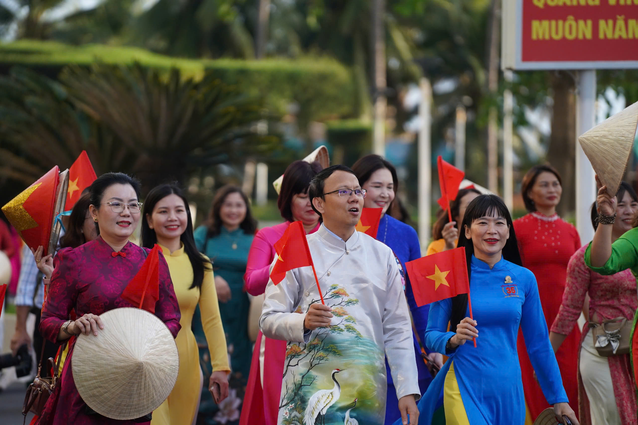 Hơn 3.000 phụ nữ Kh&aacute;nh H&ograve;a diễu h&agrave;nh &aacute;o d&agrave;i tr&ecirc;n đường biển Nha Trang dịp 8-3 - Ảnh 3.