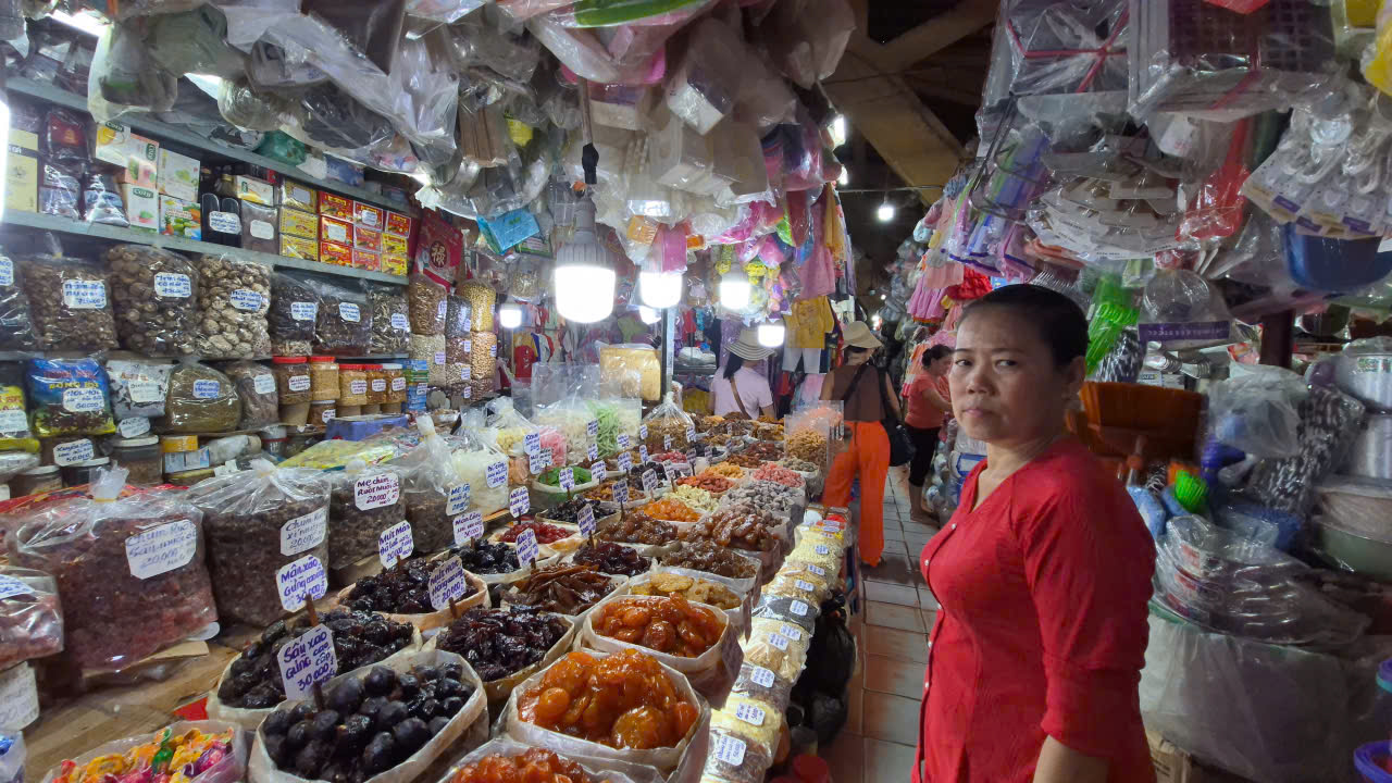 Chủ sạp chè hơn 50 tuổi ở chợ Tân Định tiết lộ lý do giữ giá bán suốt nhiều năm - Ảnh 1.