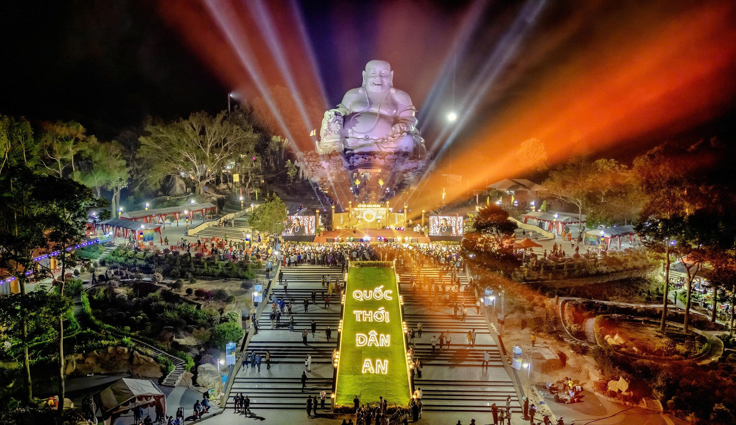 Lý do “Đà Lạt miền Tây” thu hút 25.000 khách du lịch tham gia lễ hội hoa đăng - Ảnh 2.