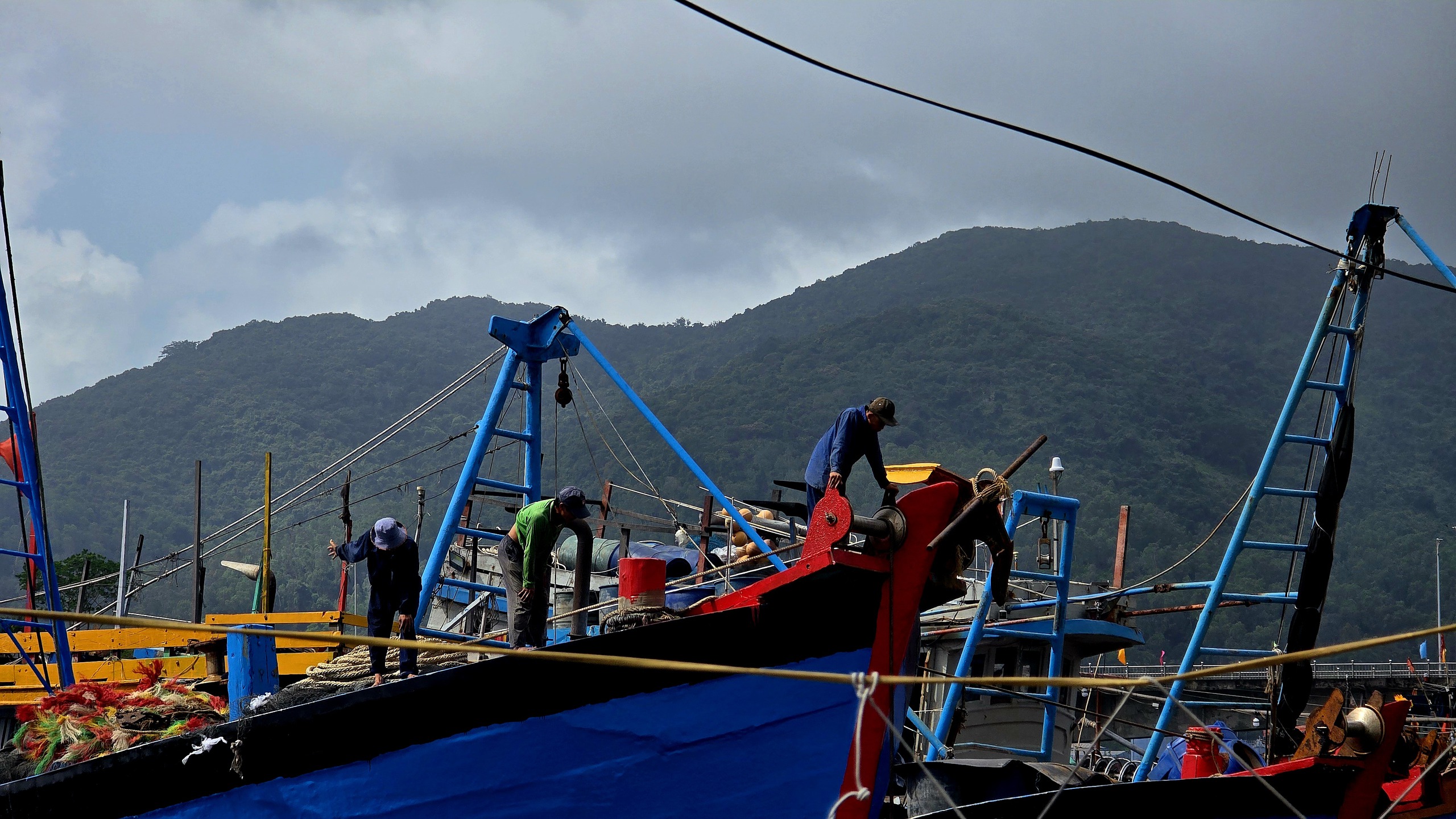 Gi&aacute; dầu &ldquo;nhảy m&uacute;a&rdquo;, ngư d&acirc;n Đ&agrave; Nẵng c&acirc;n nhắc l&ecirc;n đời c&ocirc;ng nghệ - Ảnh 1.