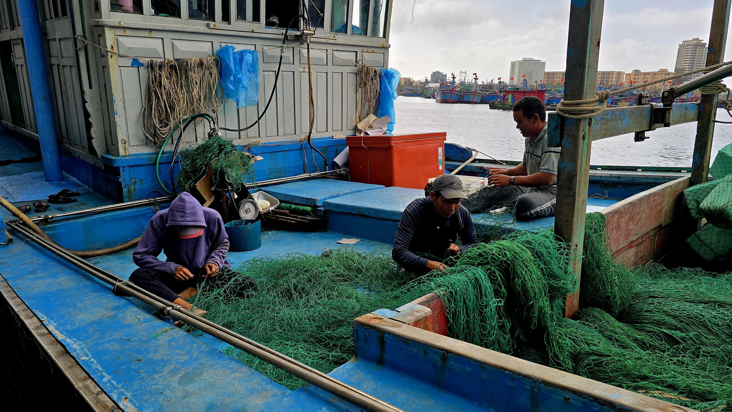 Gi&aacute; dầu &ldquo;nhảy m&uacute;a&rdquo;, ngư d&acirc;n Đ&agrave; Nẵng c&acirc;n nhắc l&ecirc;n đời c&ocirc;ng nghệ - Ảnh 3.