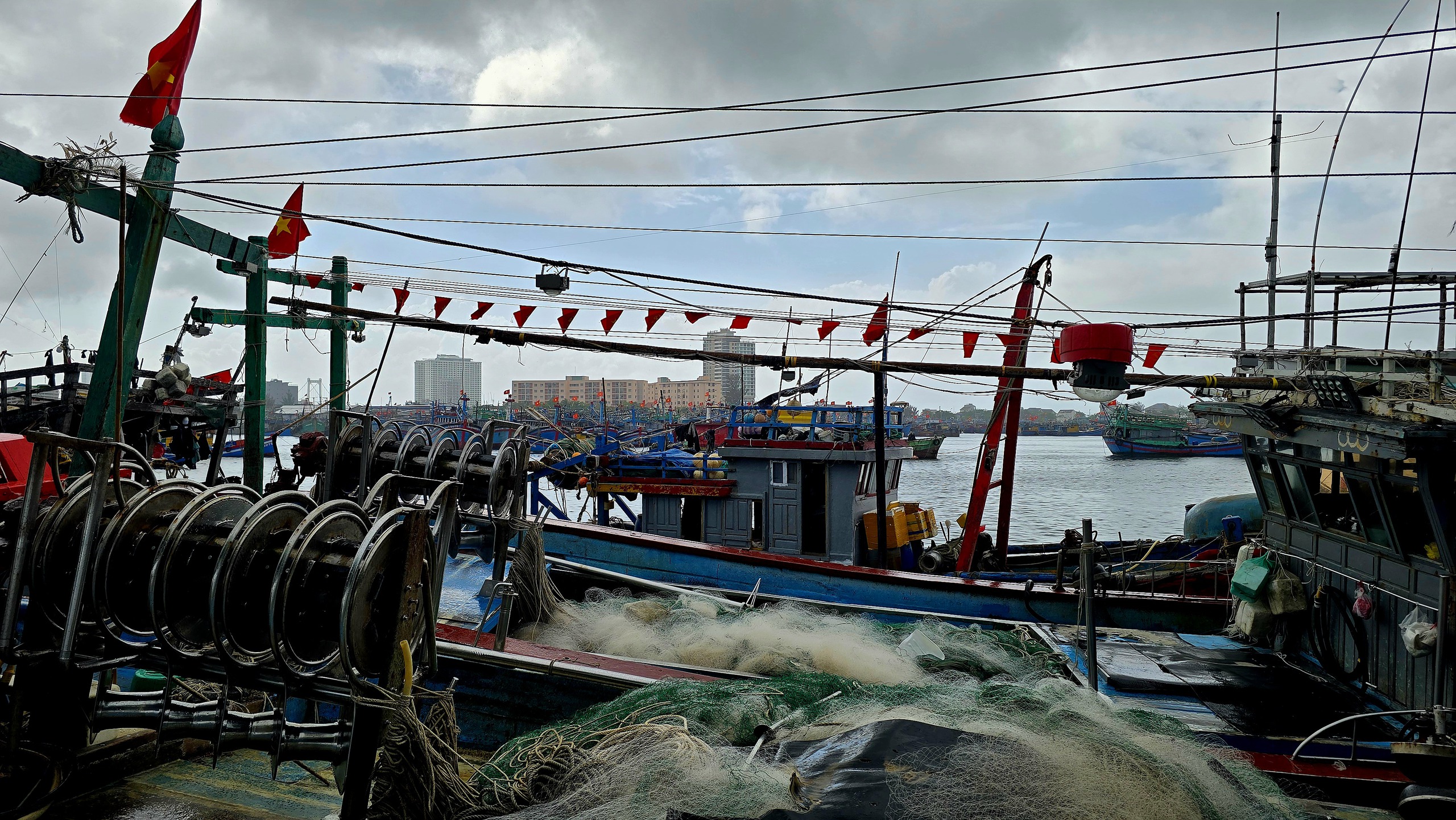 Gi&aacute; dầu &ldquo;nhảy m&uacute;a&rdquo;, ngư d&acirc;n Đ&agrave; Nẵng c&acirc;n nhắc l&ecirc;n đời c&ocirc;ng nghệ - Ảnh 6.